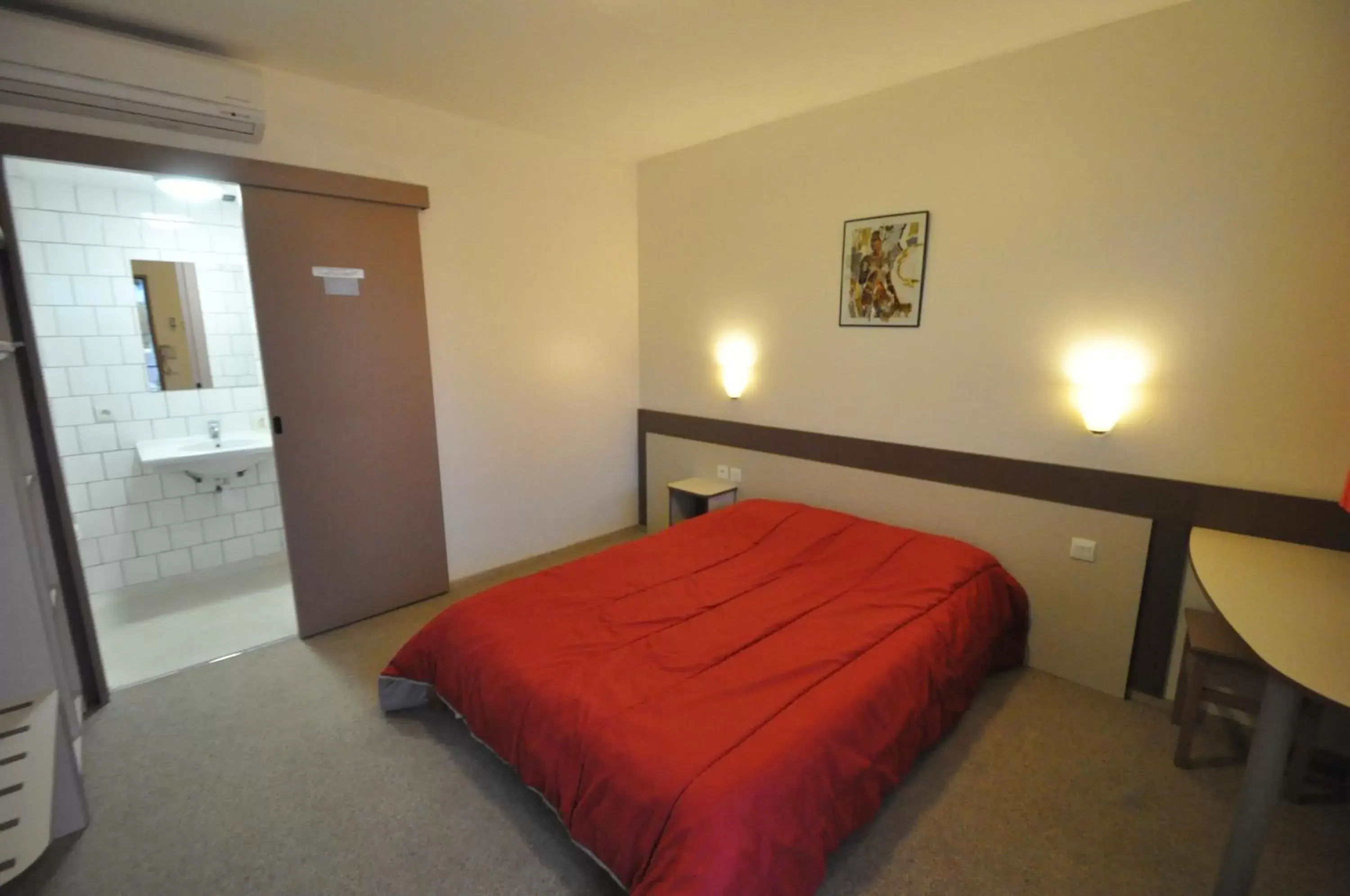 Shower, Bed in Hôtel Eco Chic Shower, Bed in Hôtel Eco Chic