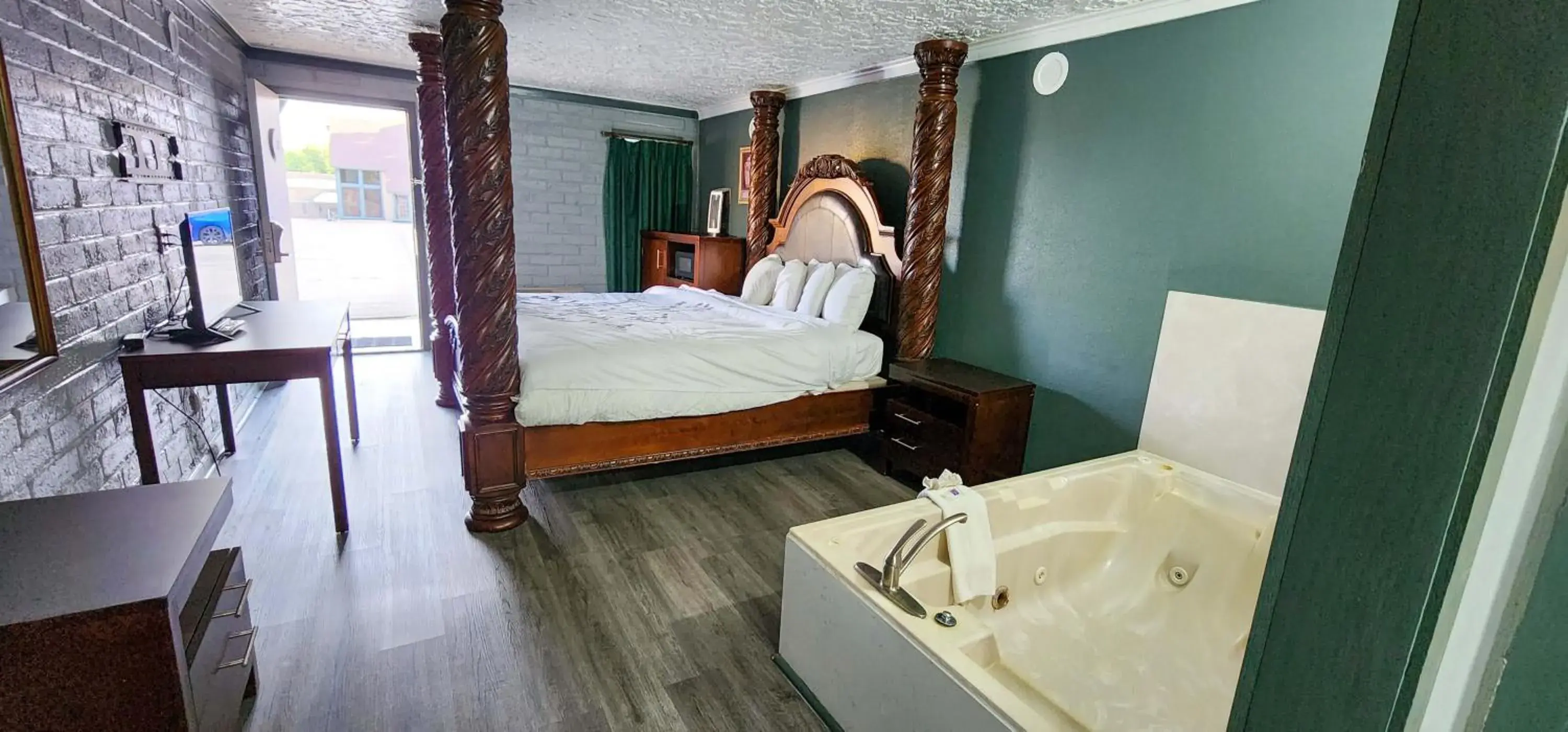 Bed, Bathroom in Stratford Inn Tyler