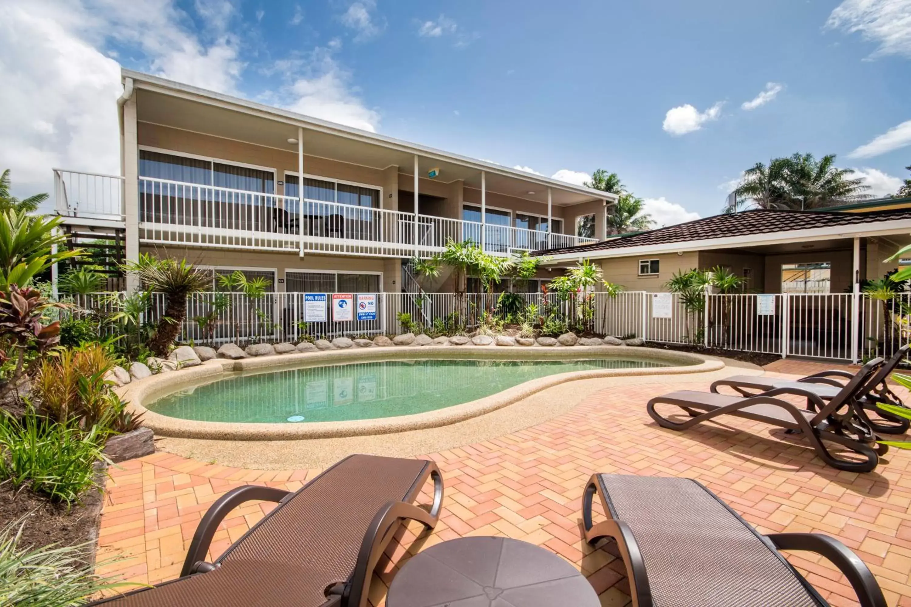 Swimming pool, Property Building in Comfort Inn Cairns City