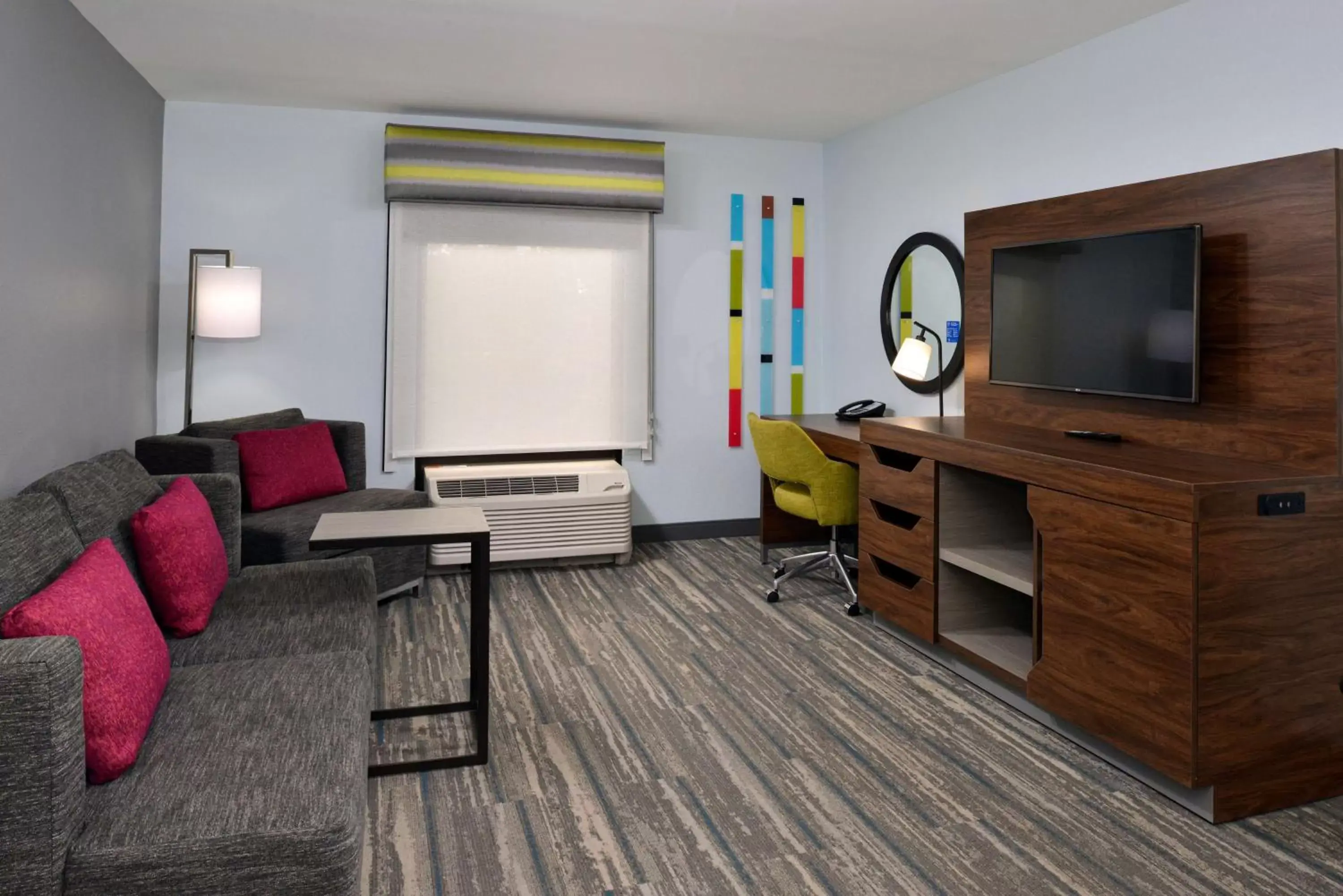 Bedroom, TV/Entertainment Center in Hampton Inn by HIlton Panama City Beach