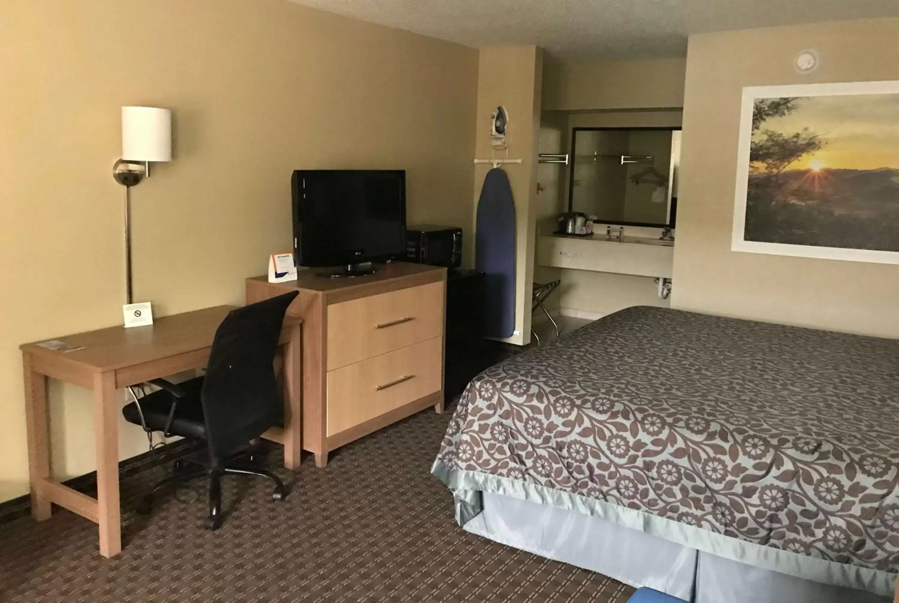 King Room with Bath Tub - Mobility Accessible/Non-Smoking in Days Inn By Wyndham Lexington-Columbia King Room with Bath Tub - Mobility Accessible/Non-Smoking in Days Inn By Wyndham Lexington-Columbia
