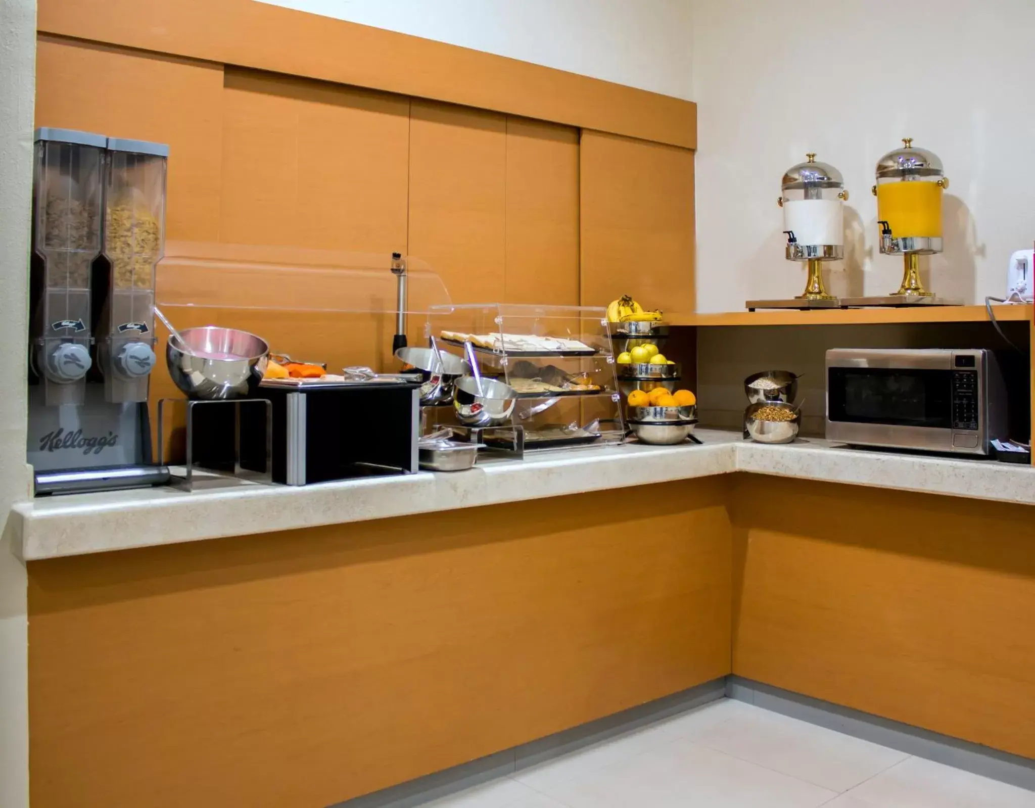 Breakfast, Kitchen/Kitchenette in Holiday Inn Express Morelia Centro Historico