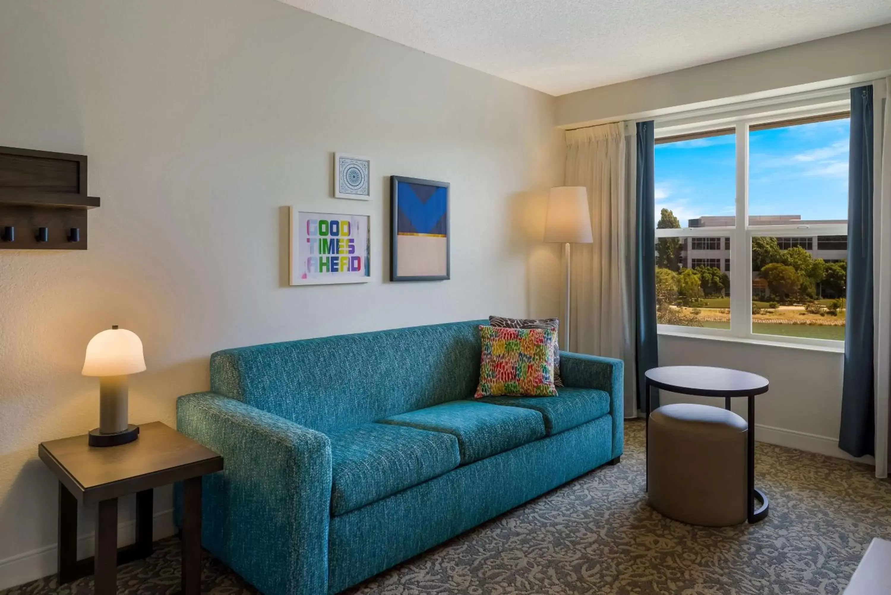 Photo of the whole room, Seating Area in Sonesta ES Suites San Francisco Airport Oyster Point Waterfront