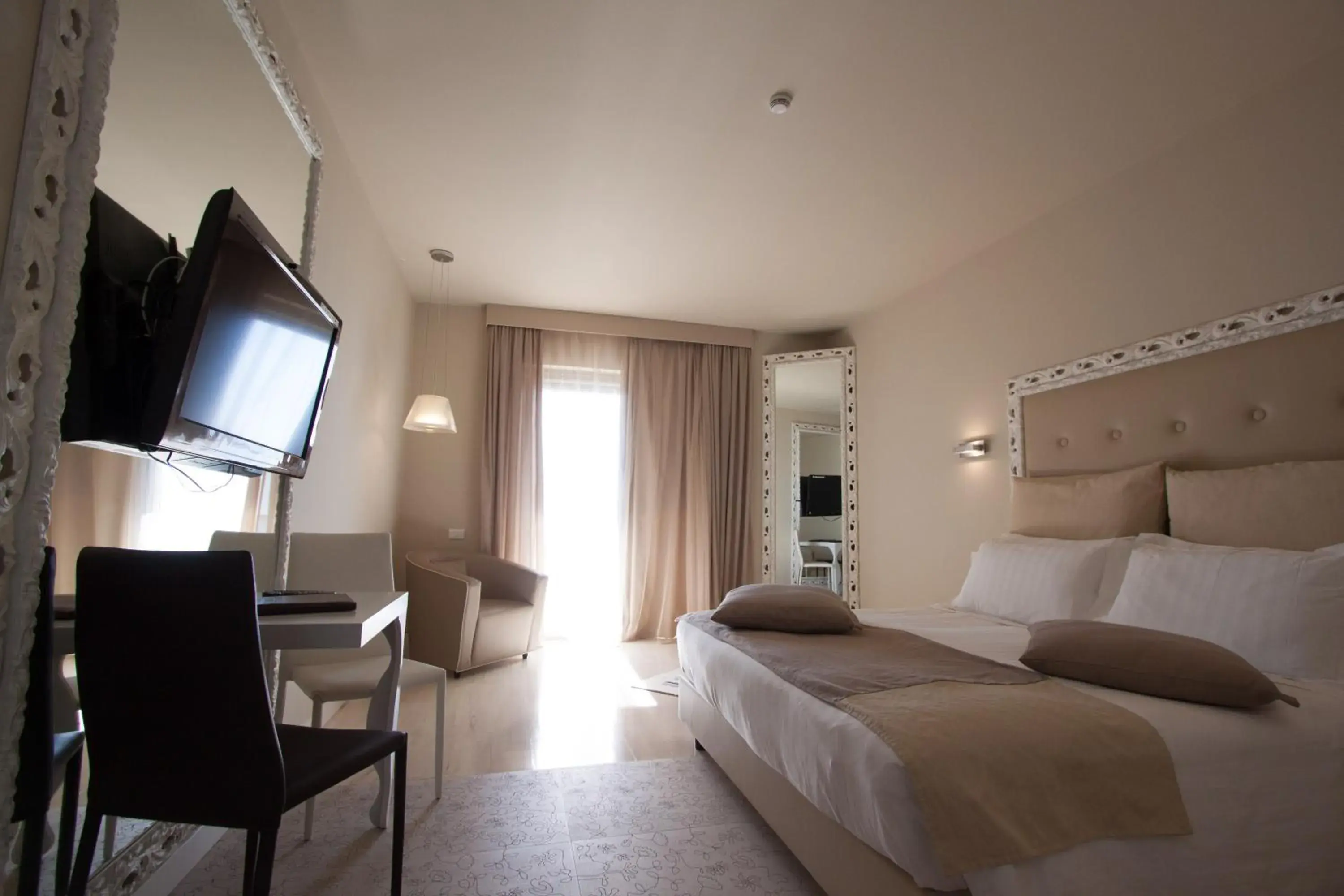 Bedroom, TV/Entertainment Center in Main Palace Hotel