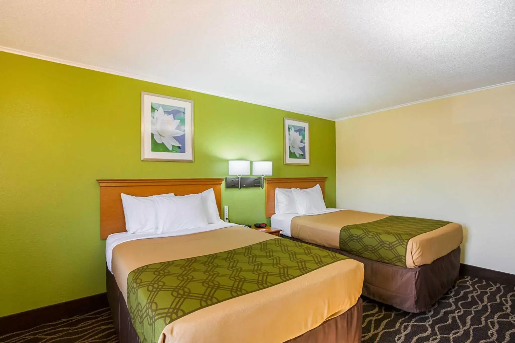 Double Room with Two Double Beds - Non-Smoking in Econo Lodge Garden City - Savannah Double Room with Two Double Beds - Non-Smoking in Econo Lodge Garden City - Savannah