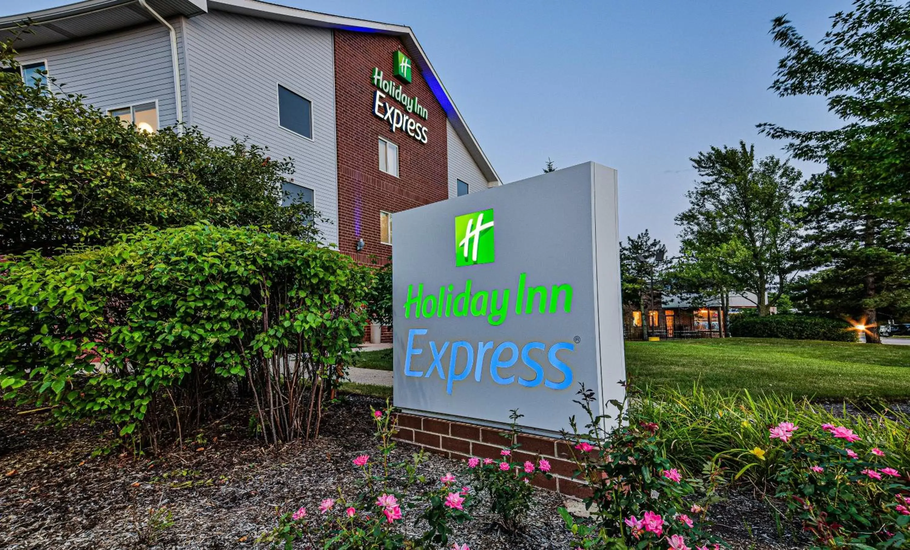 Property building, Property Logo/Sign in Holiday Inn Express Chicago Northwest-Vernon Hills, an IHG Hotel