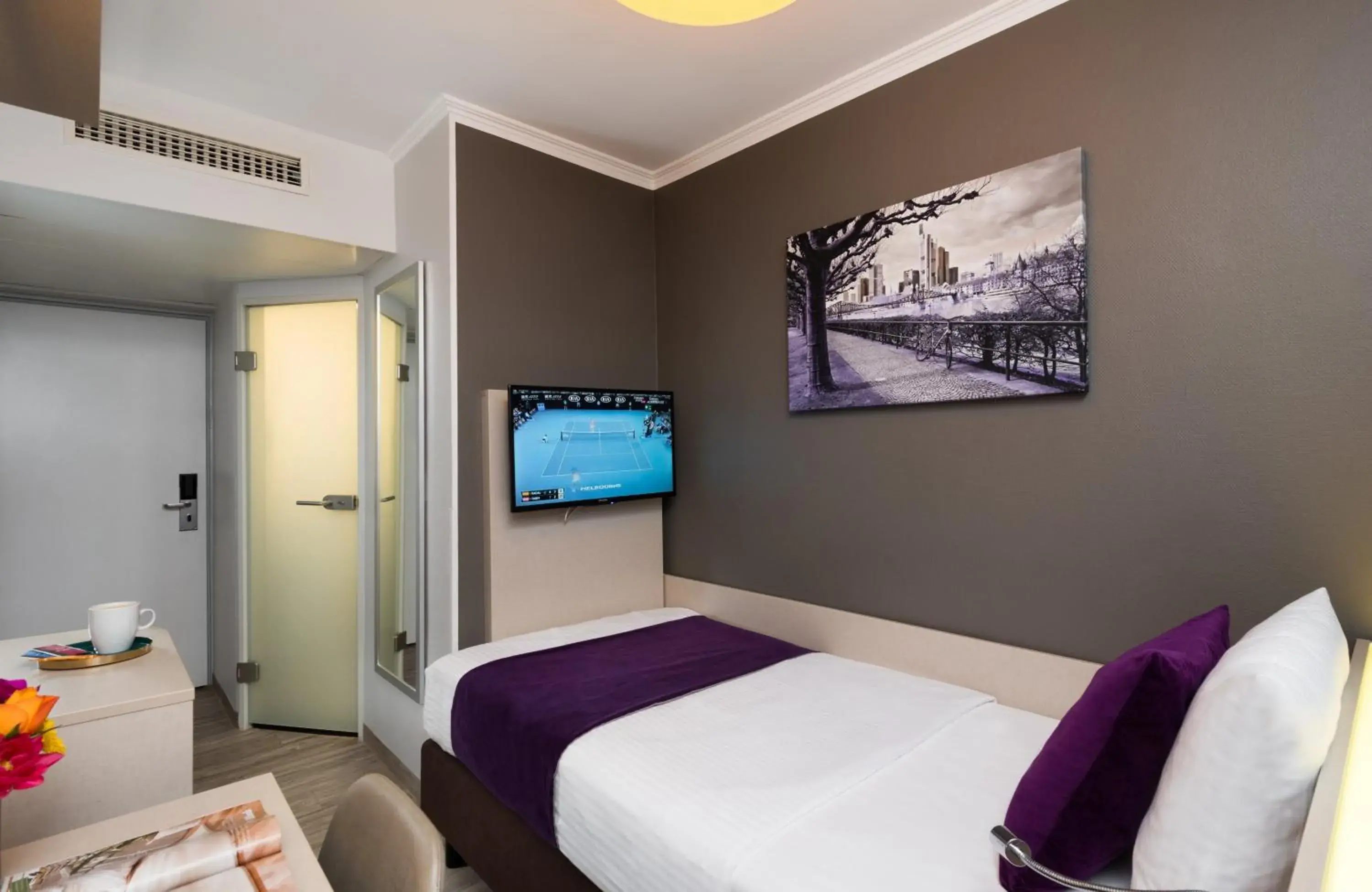 Photo of the whole room, Bed in Leonardo Hotel Frankfurt City Center