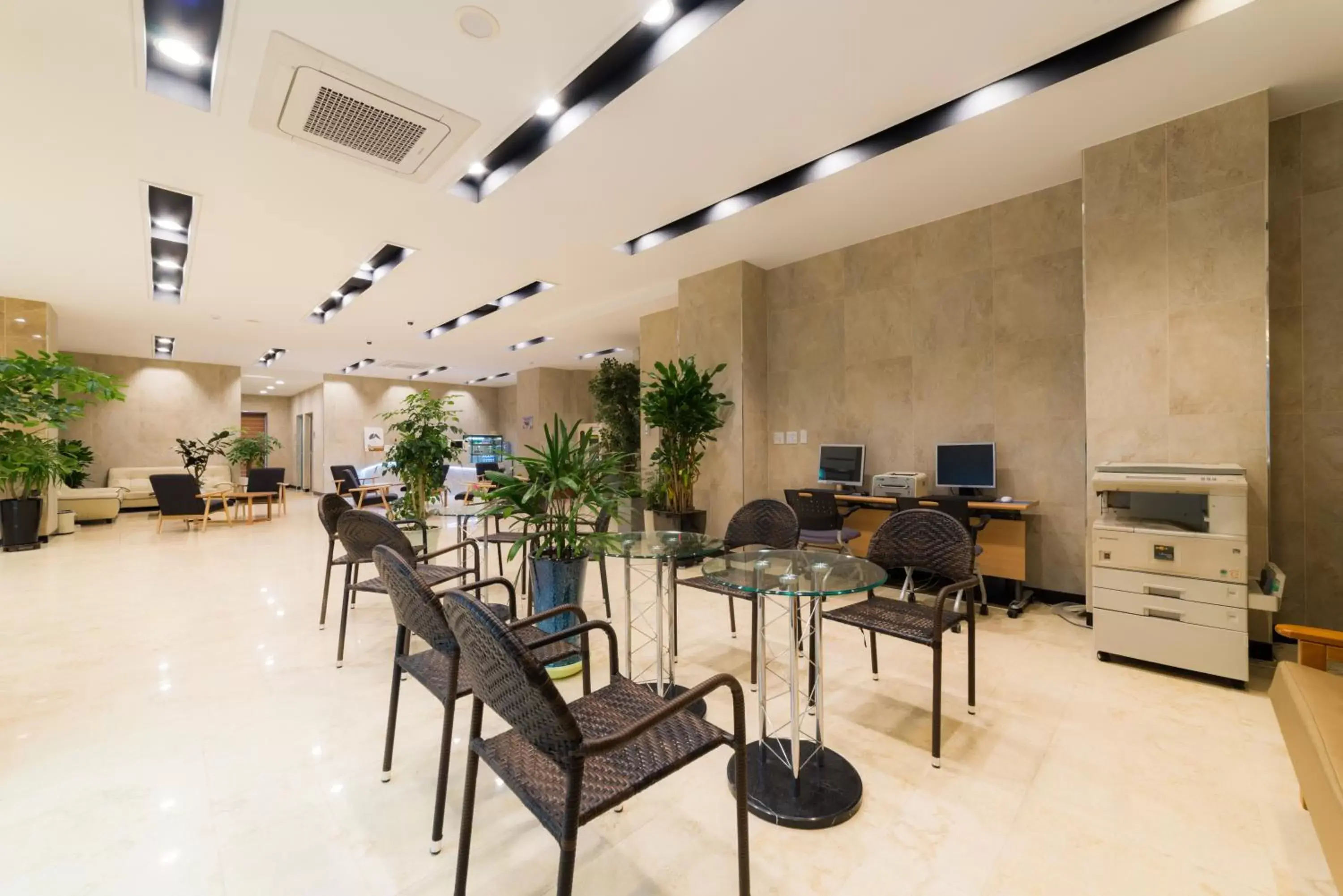 Business facilities in Reborn Suwon Silkroad Hotel