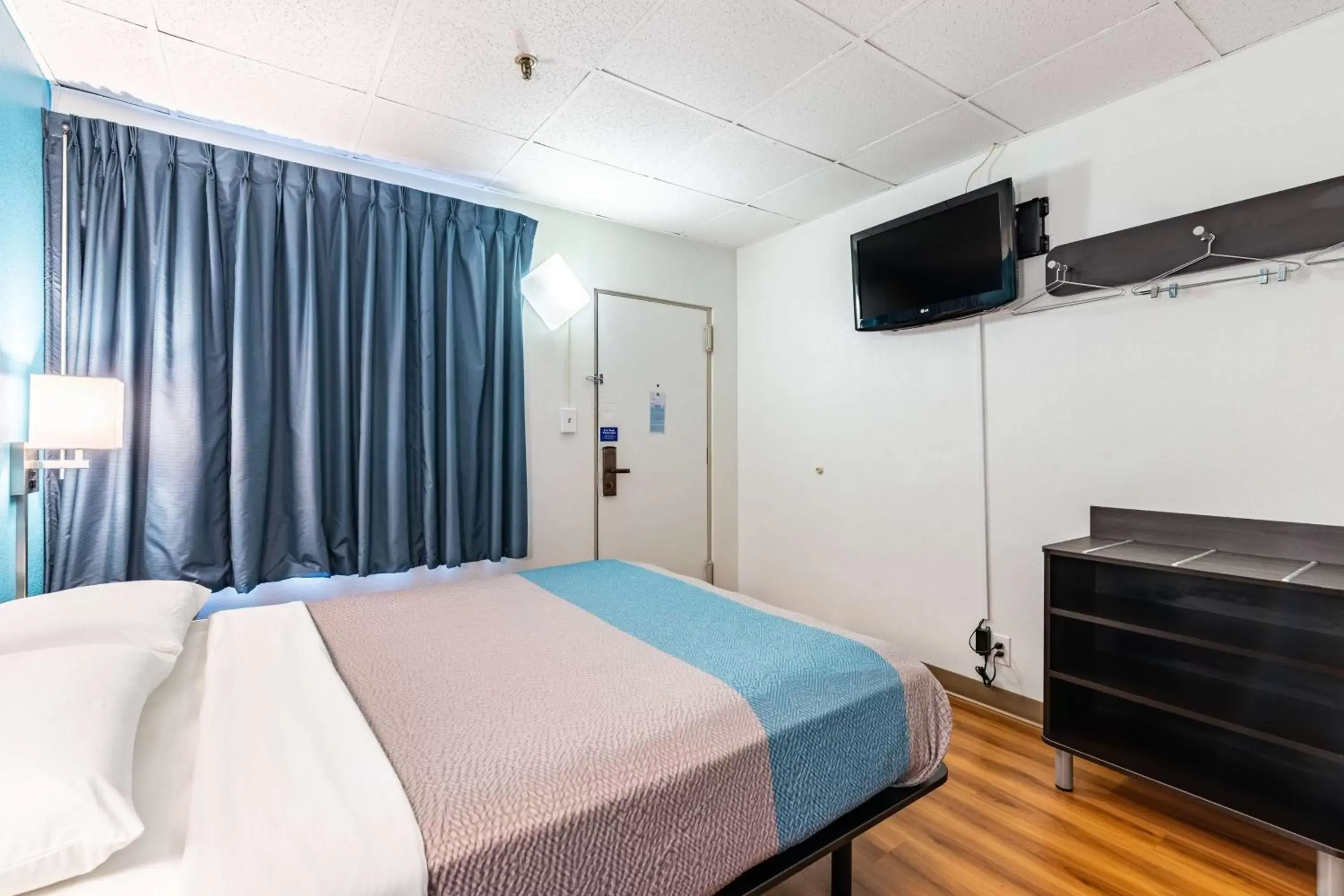 Photo of the whole room, Bed in Motel 6-Elmsford, NY - White Plains Photo of the whole room, Bed in Motel 6-Elmsford, NY - White Plains