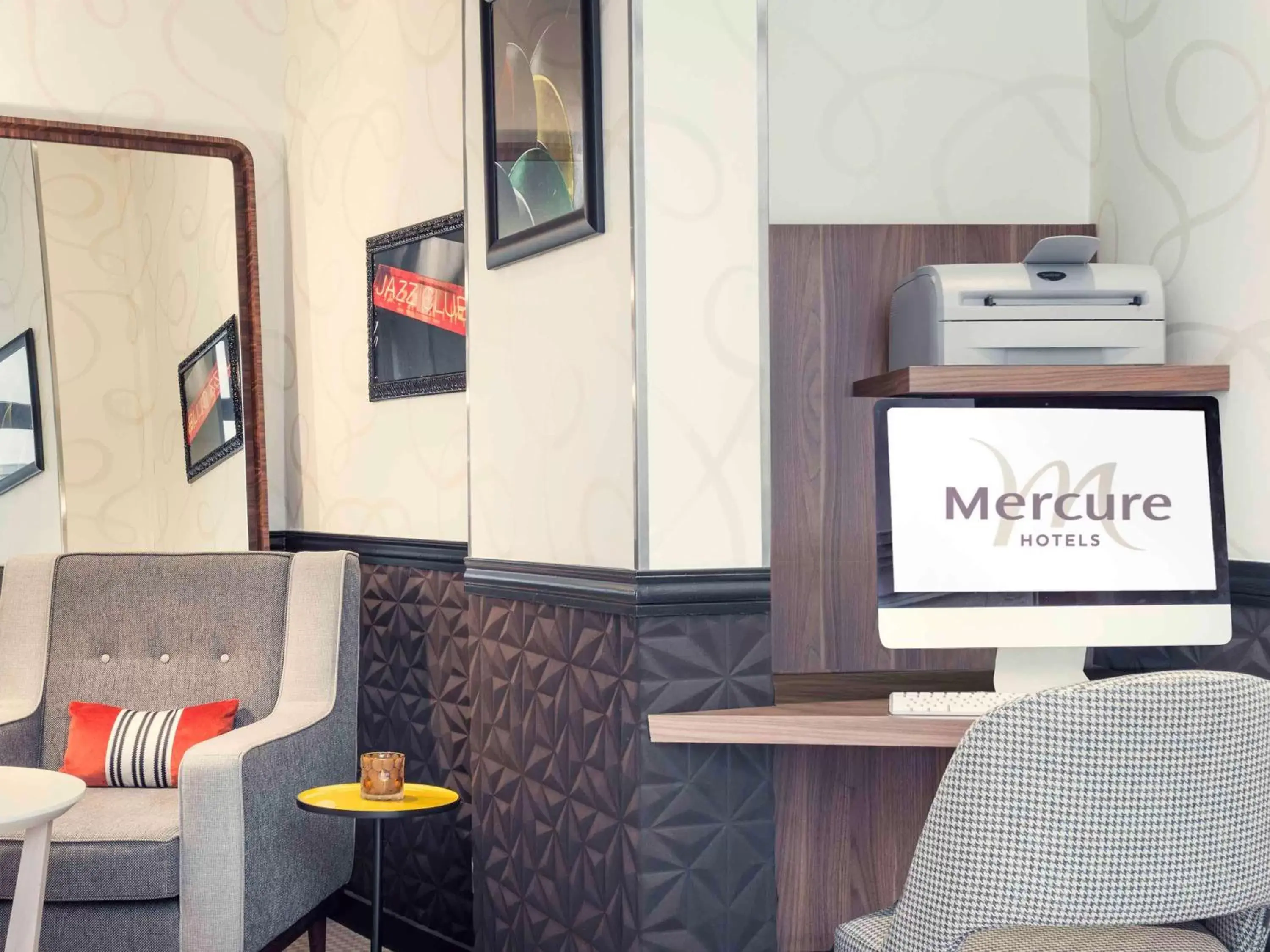 Lounge or bar in Mercure Paris Opera Grands Boulevards