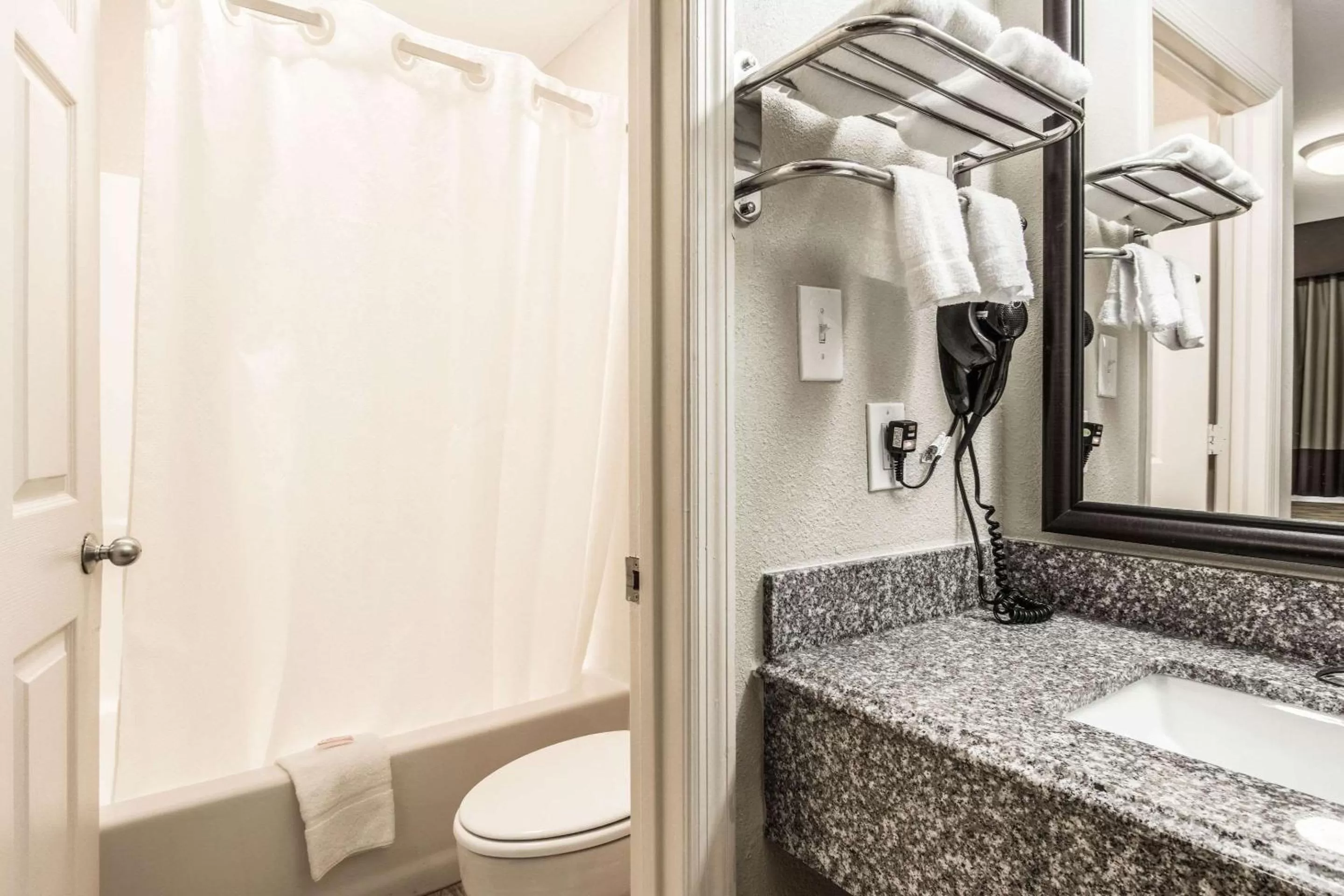 Photo of the whole room in Econo Lodge Jasper