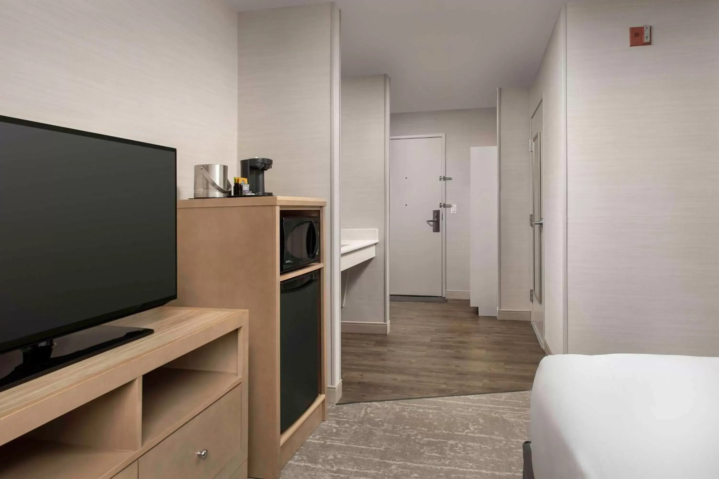 Bedroom, TV/Entertainment Center in DoubleTree by Hilton North Salem