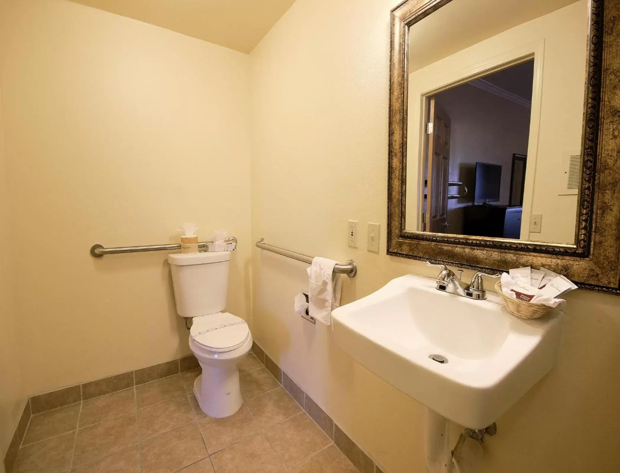 Toilet, Bathroom in Silver Surf Motel