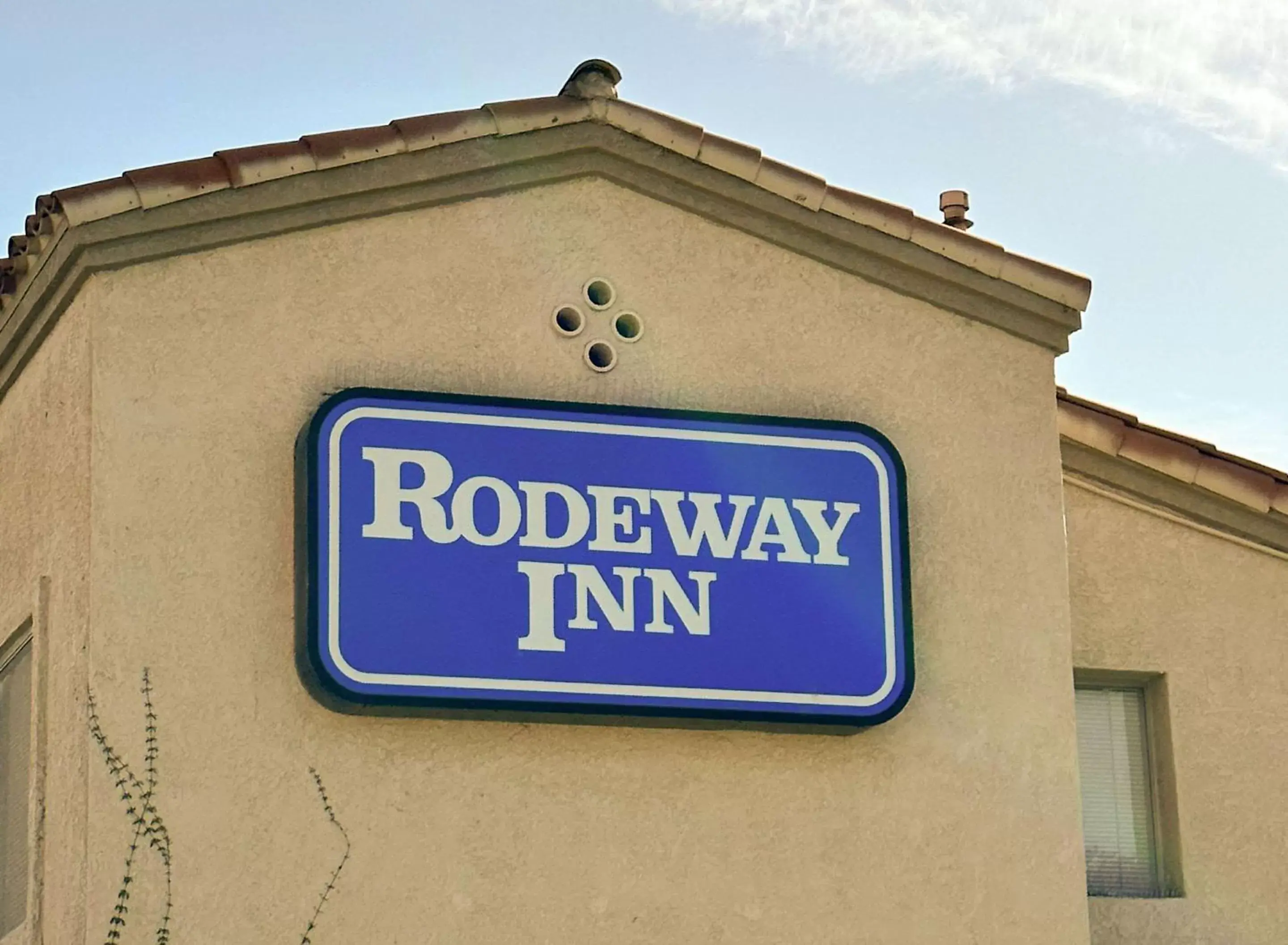 Property building in Rodeway Inn South Gate - Los Angeles South