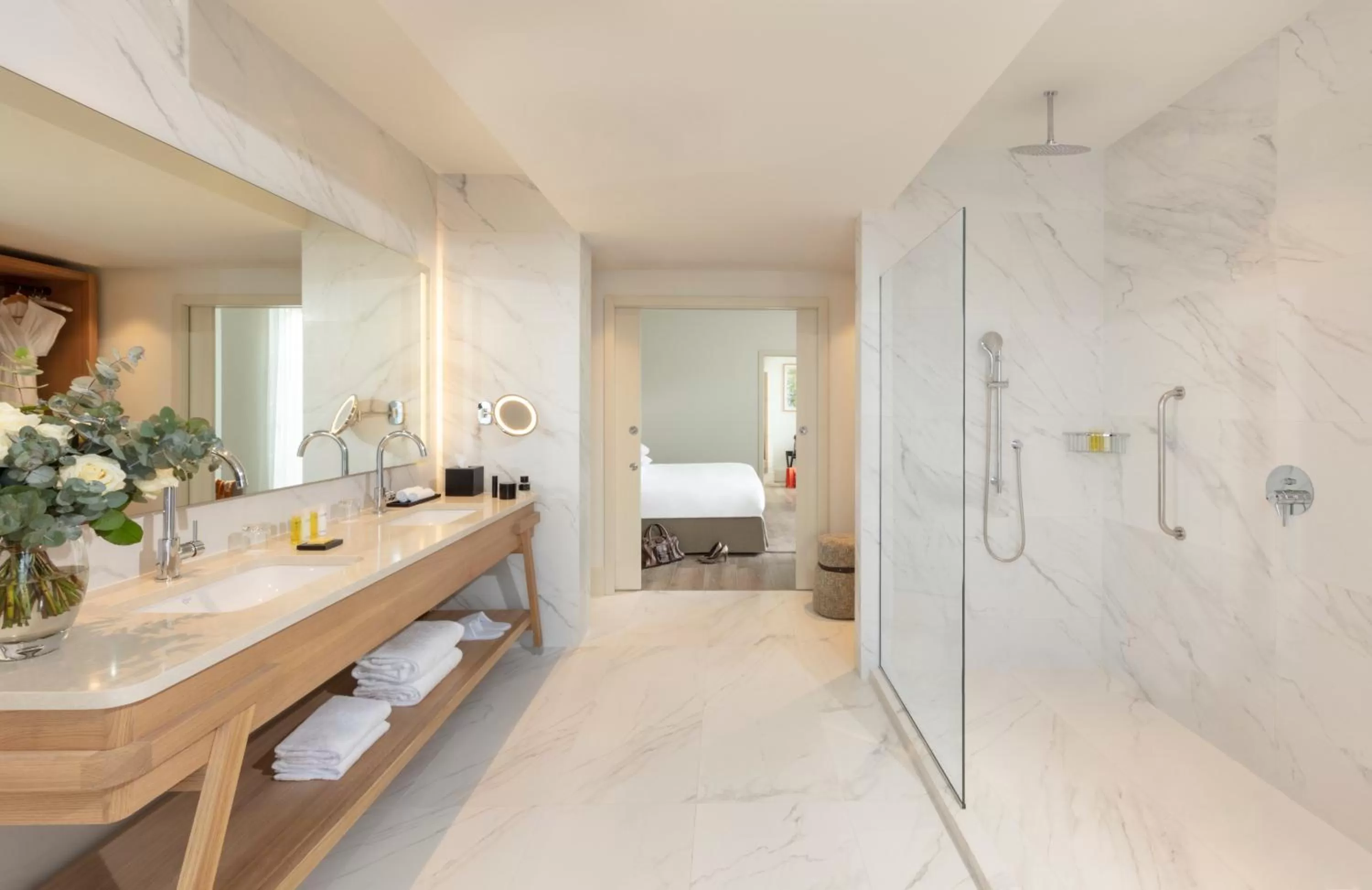 Shower, Bed in Le Grand Pavillon Chantilly