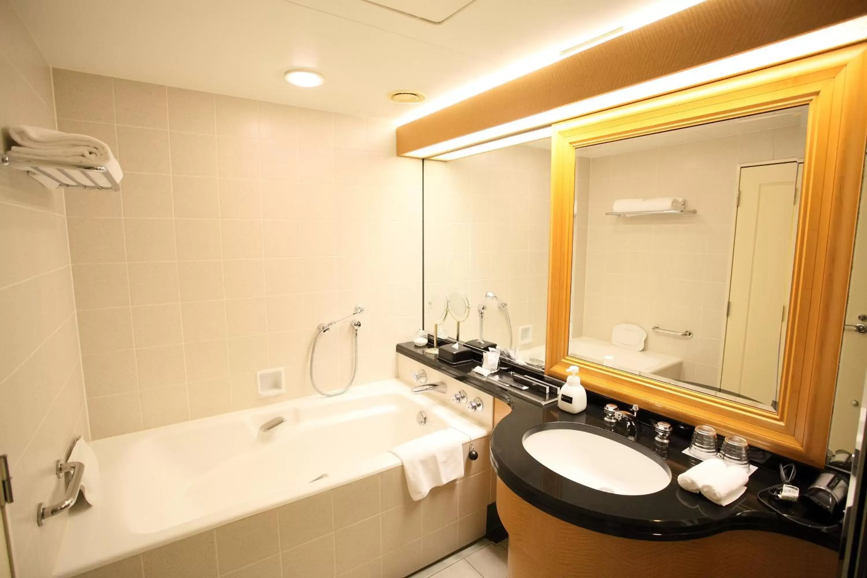 Photo of the whole room, Bathroom in InterContinental Tokyo Bay