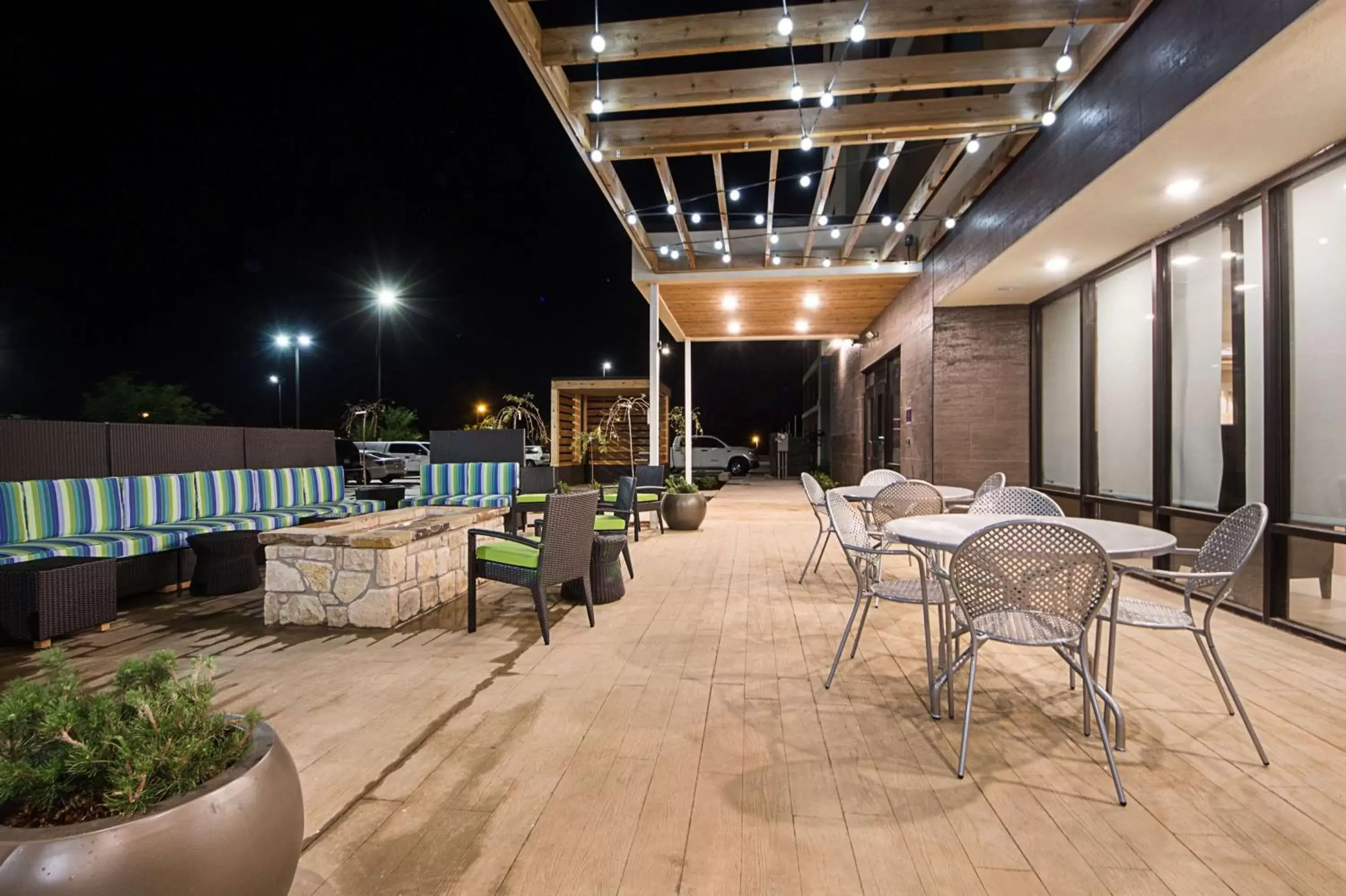 Patio, Restaurant/Places to Eat in Home2 Suites By Hilton Oklahoma City Yukon