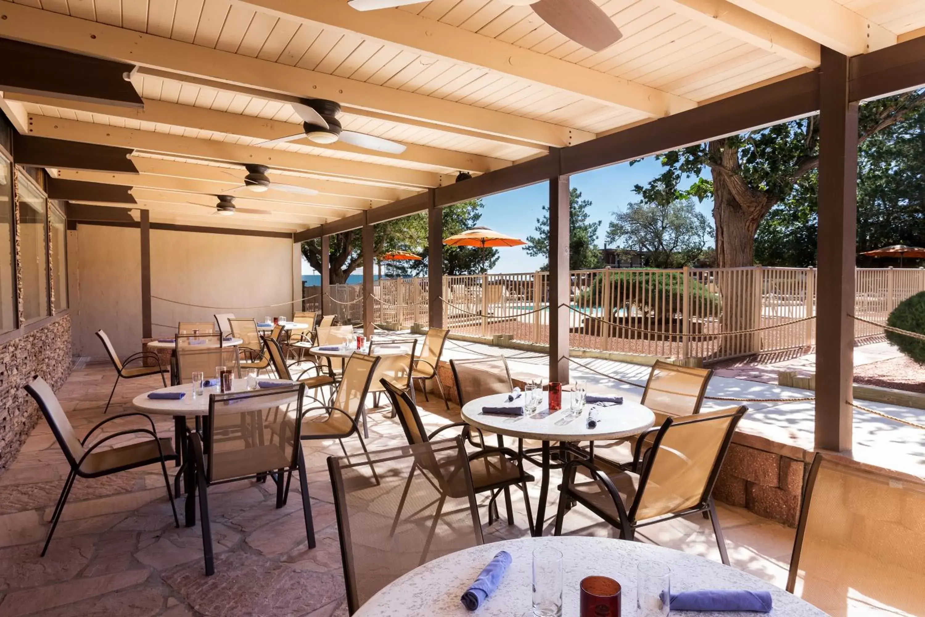 Patio, Restaurant/Places to Eat in Kayenta Monument Valley Inn