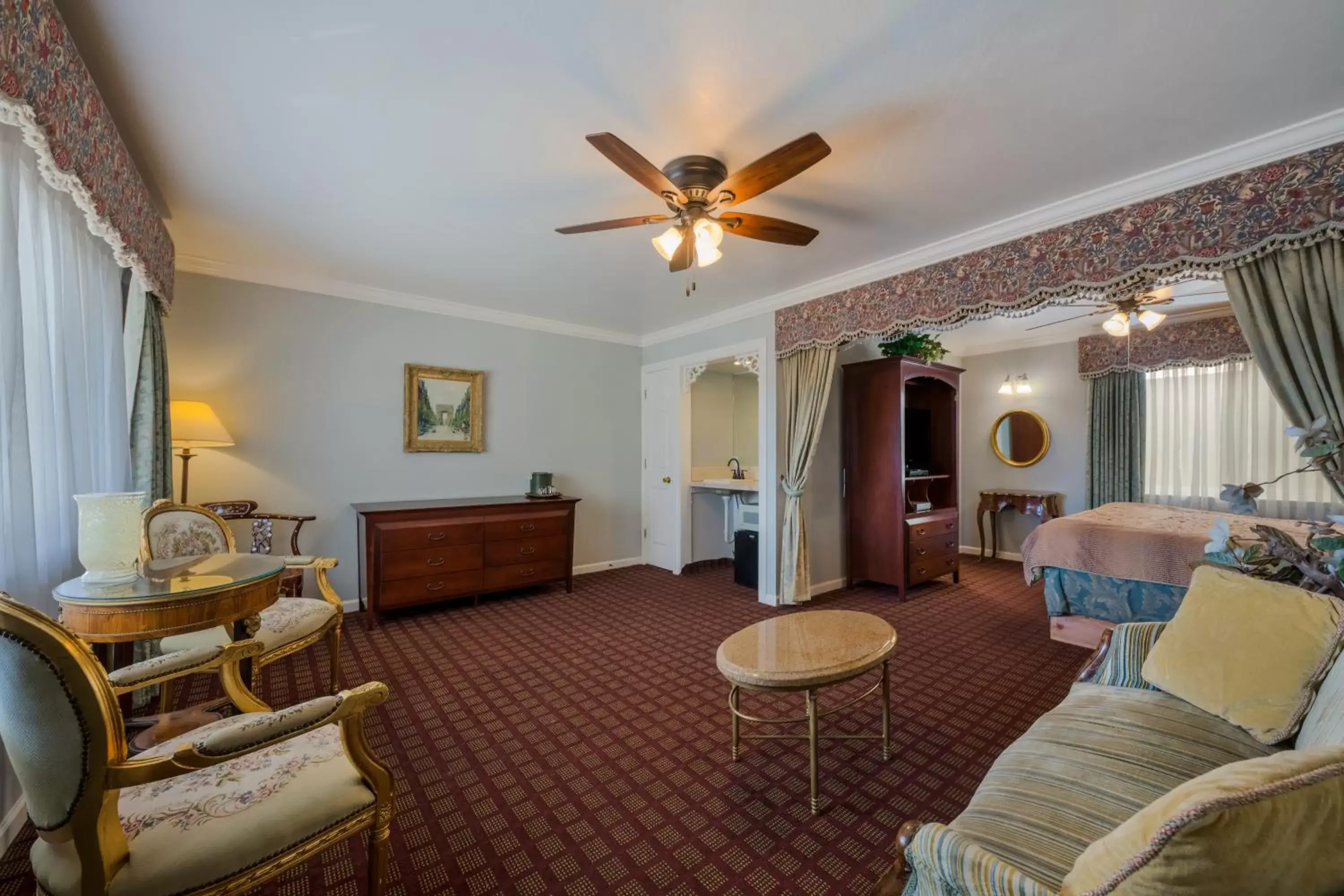 Living room, Seating Area in Carmel Inn & Suites