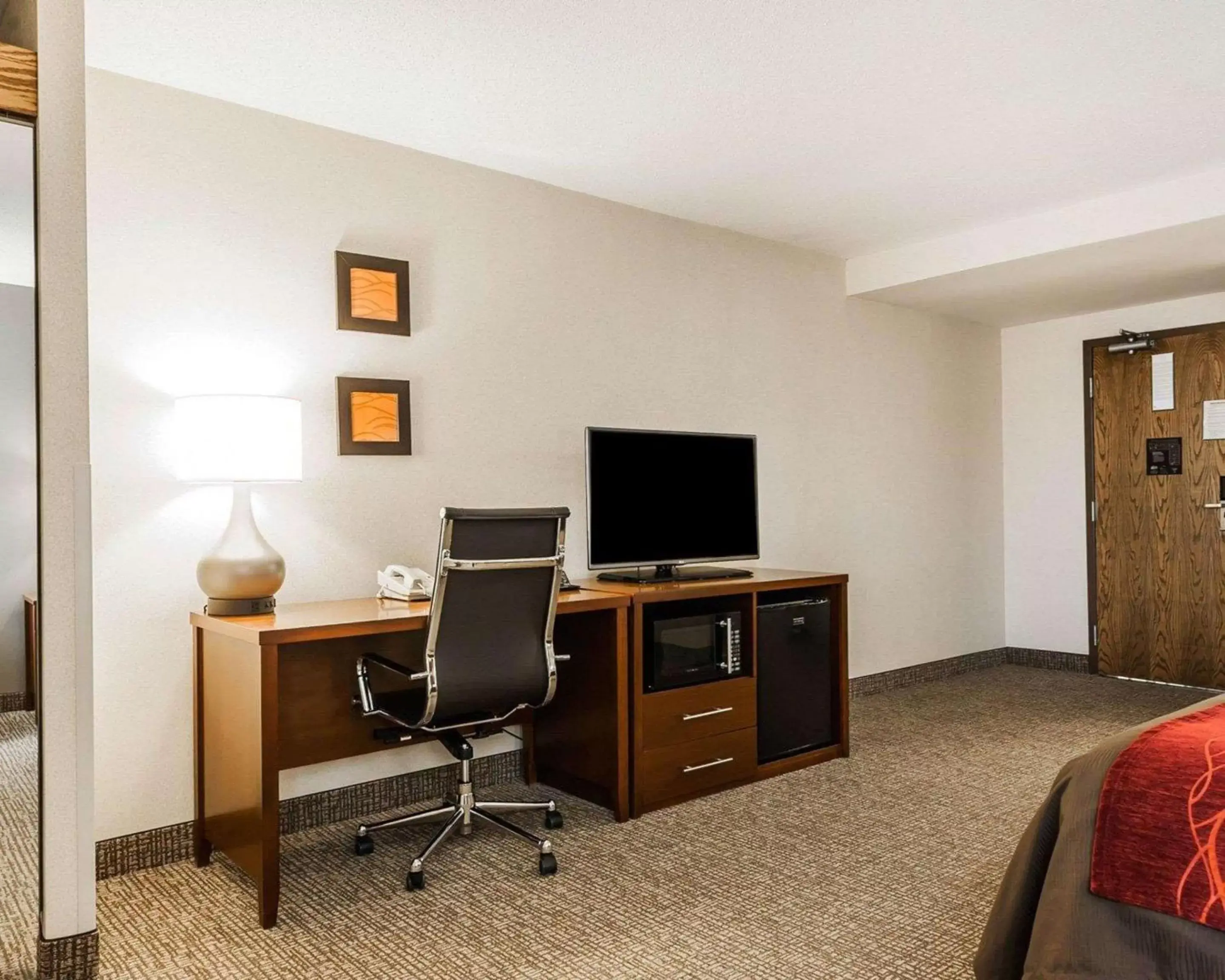 Photo of the whole room, TV/Entertainment Center in Comfort Inn Denver East