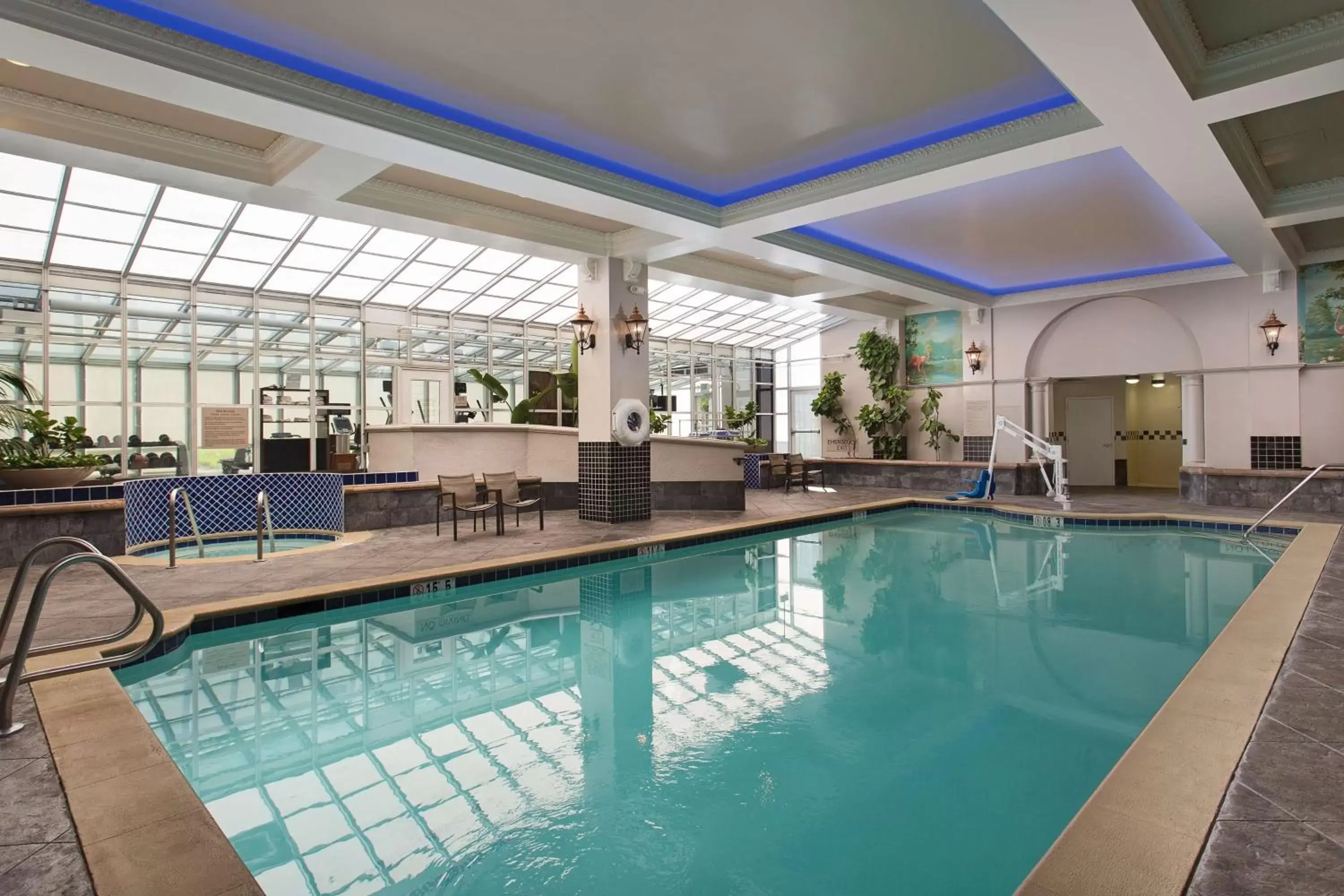 Pool view, Swimming Pool in Embassy Suites San Francisco Airport - Waterfront