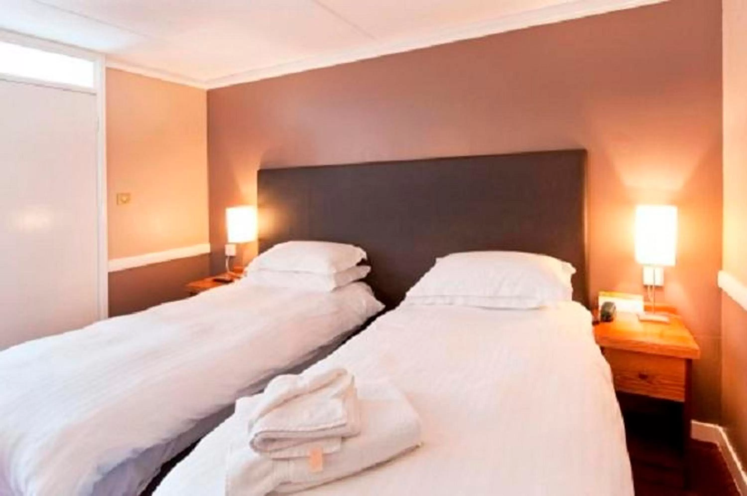 Coffee/tea facilities, Bed in King's Head Hotel By Greene King Inns