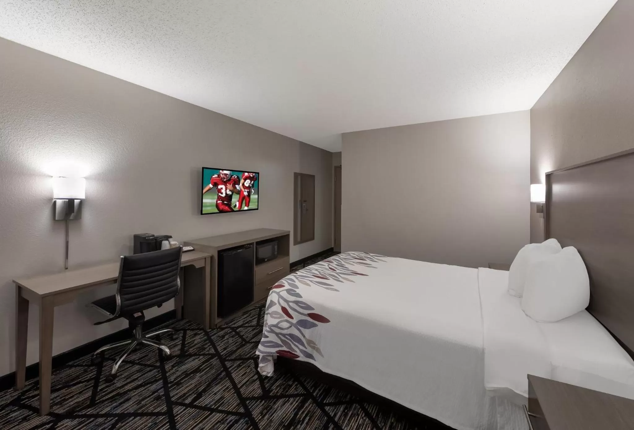 Photo of the whole room, Bed in Red Roof Inn Mansfield