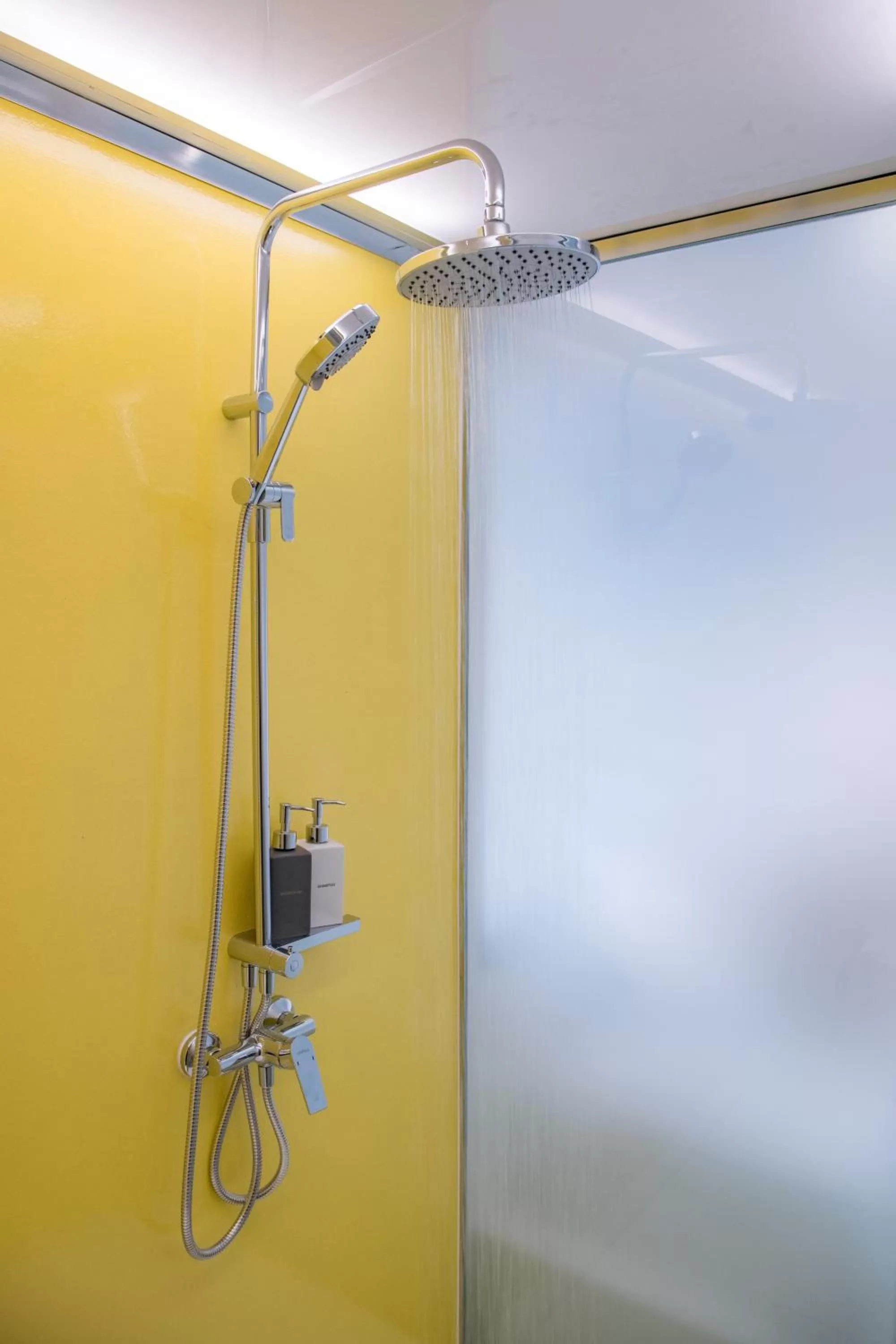 Shower in Yello Rooms Hotel Victory Monument