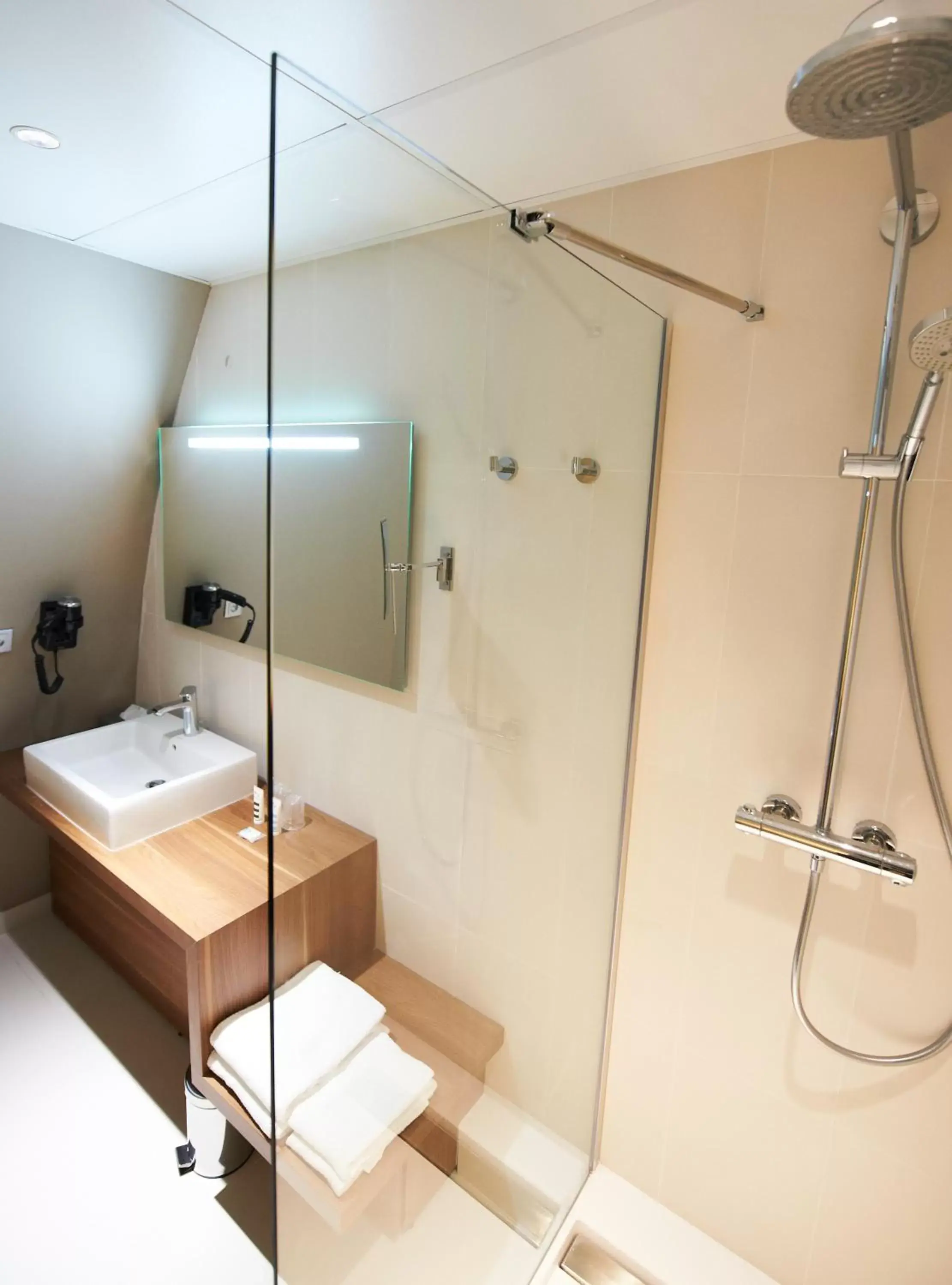 Bathroom in Mercure Cholet Centre Bathroom in Mercure Cholet Centre