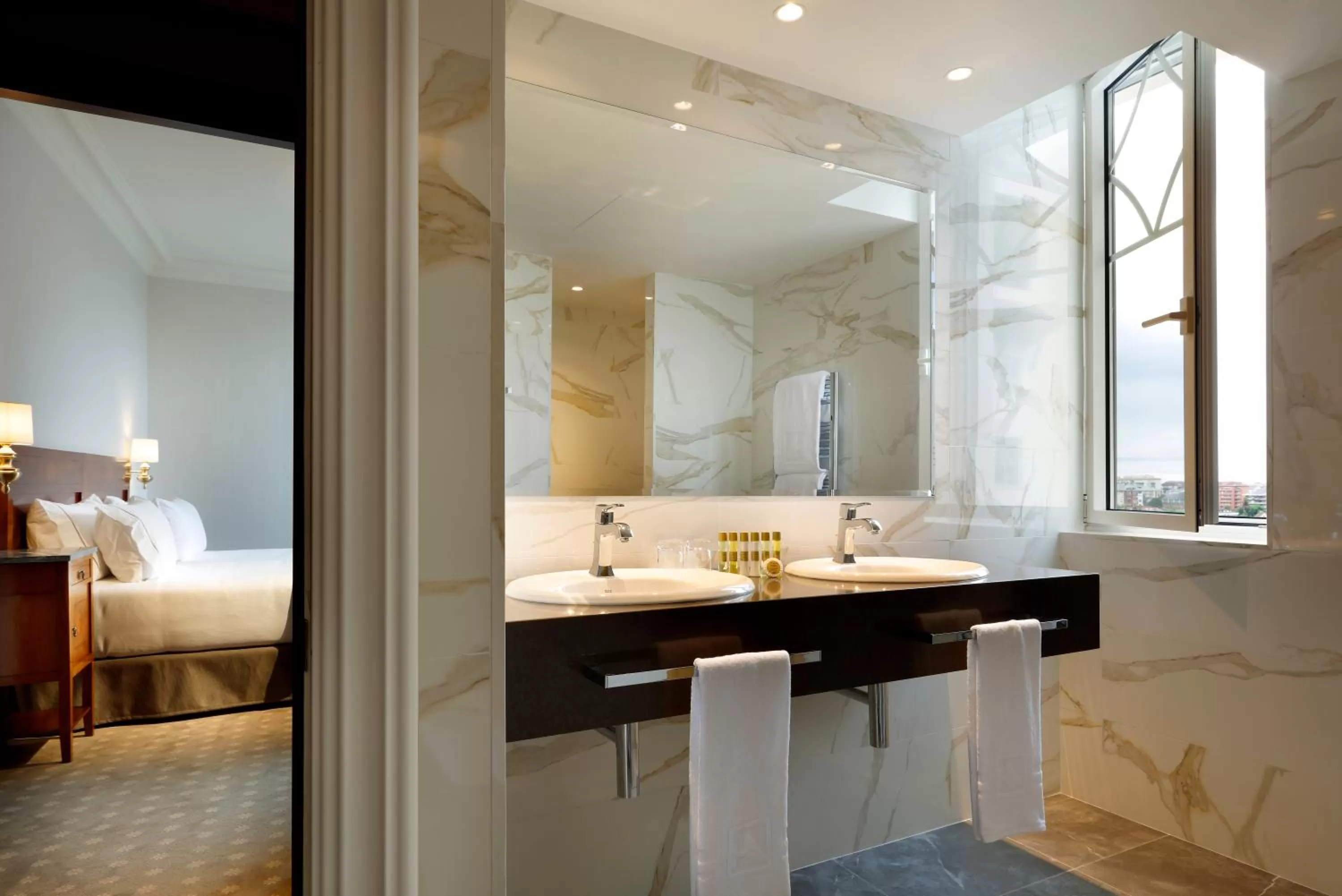 Toilet, Bed in Eurostars Hotel Real