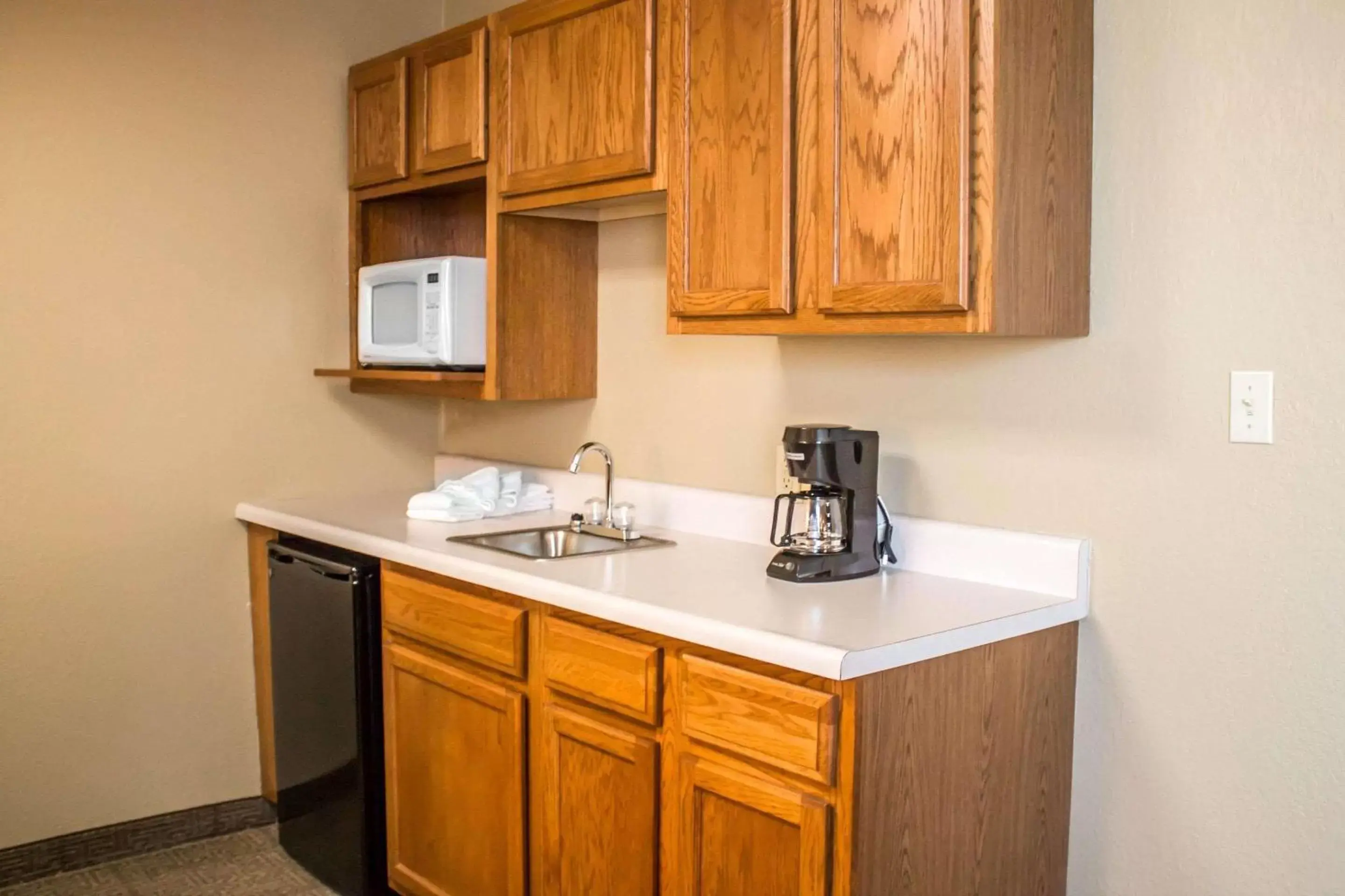 Photo of the whole room, Kitchen/Kitchenette in Comfort Inn & Suites Fremont