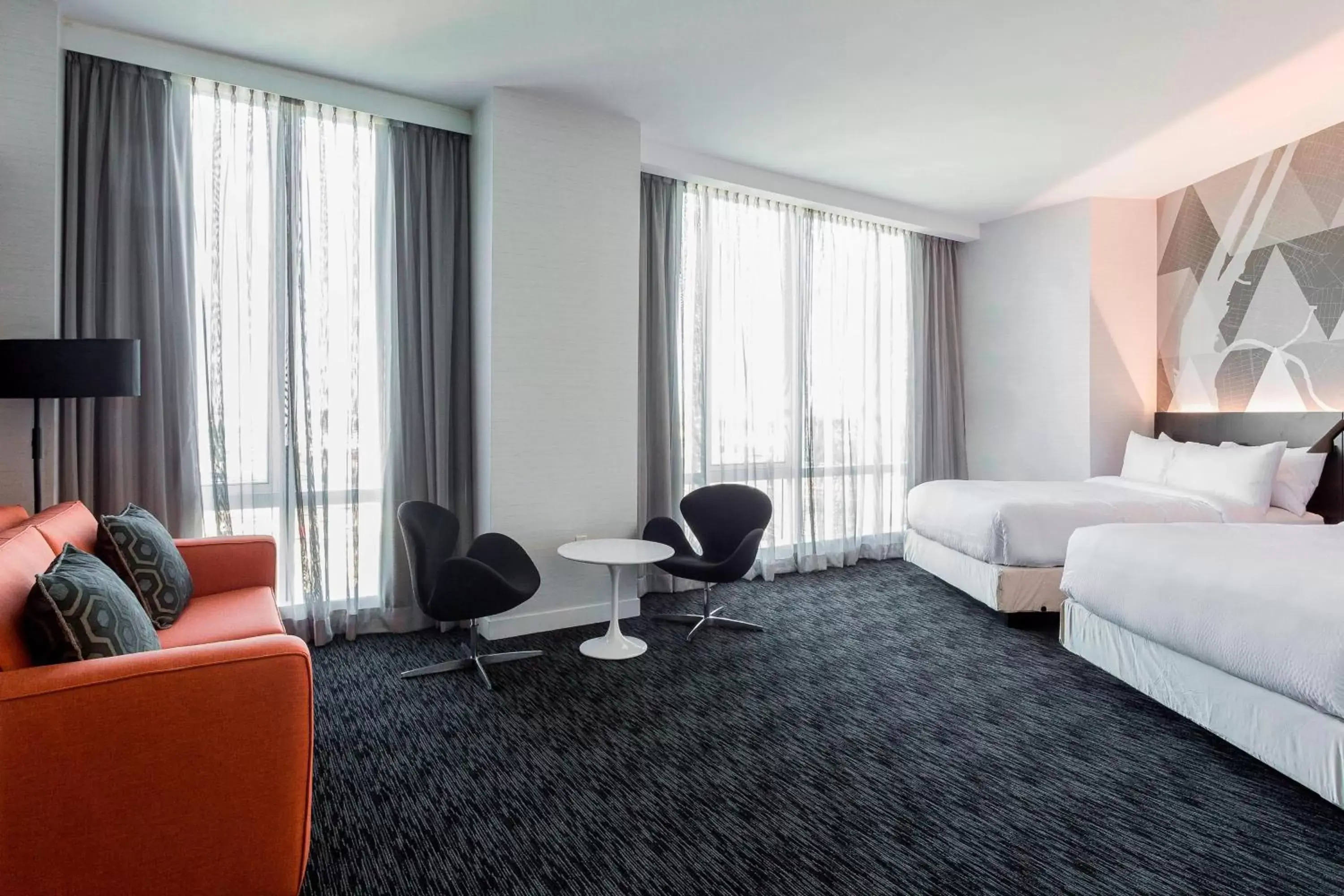 Photo of the whole room, Seating Area in Courtyard by Marriott Long Island City/New York Manhattan View