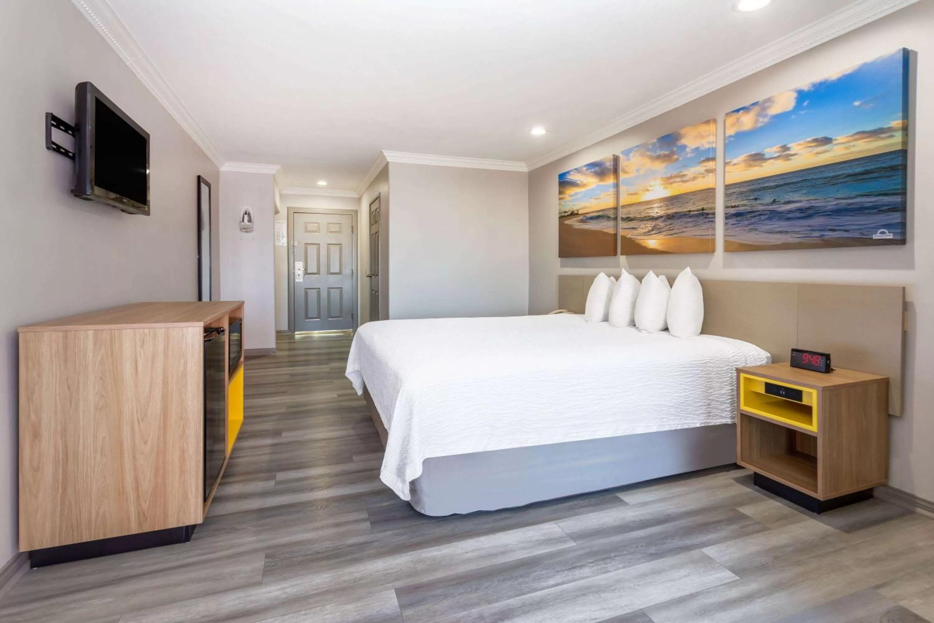 Photo of the whole room, Bed in Days Inn by Wyndham Santa Monica
