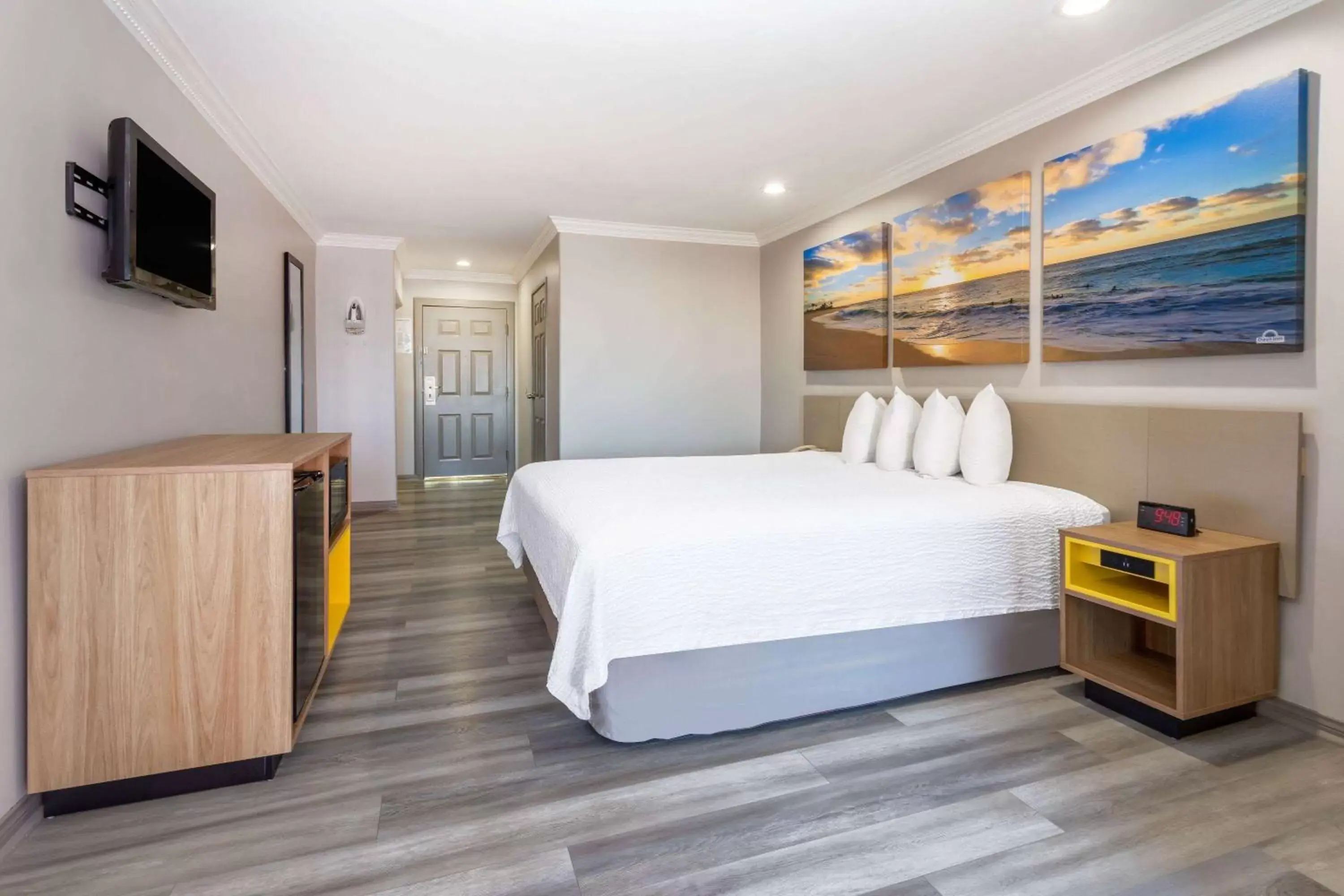 Photo of the whole room, Bed in Days Inn by Wyndham Santa Monica/Los Angeles