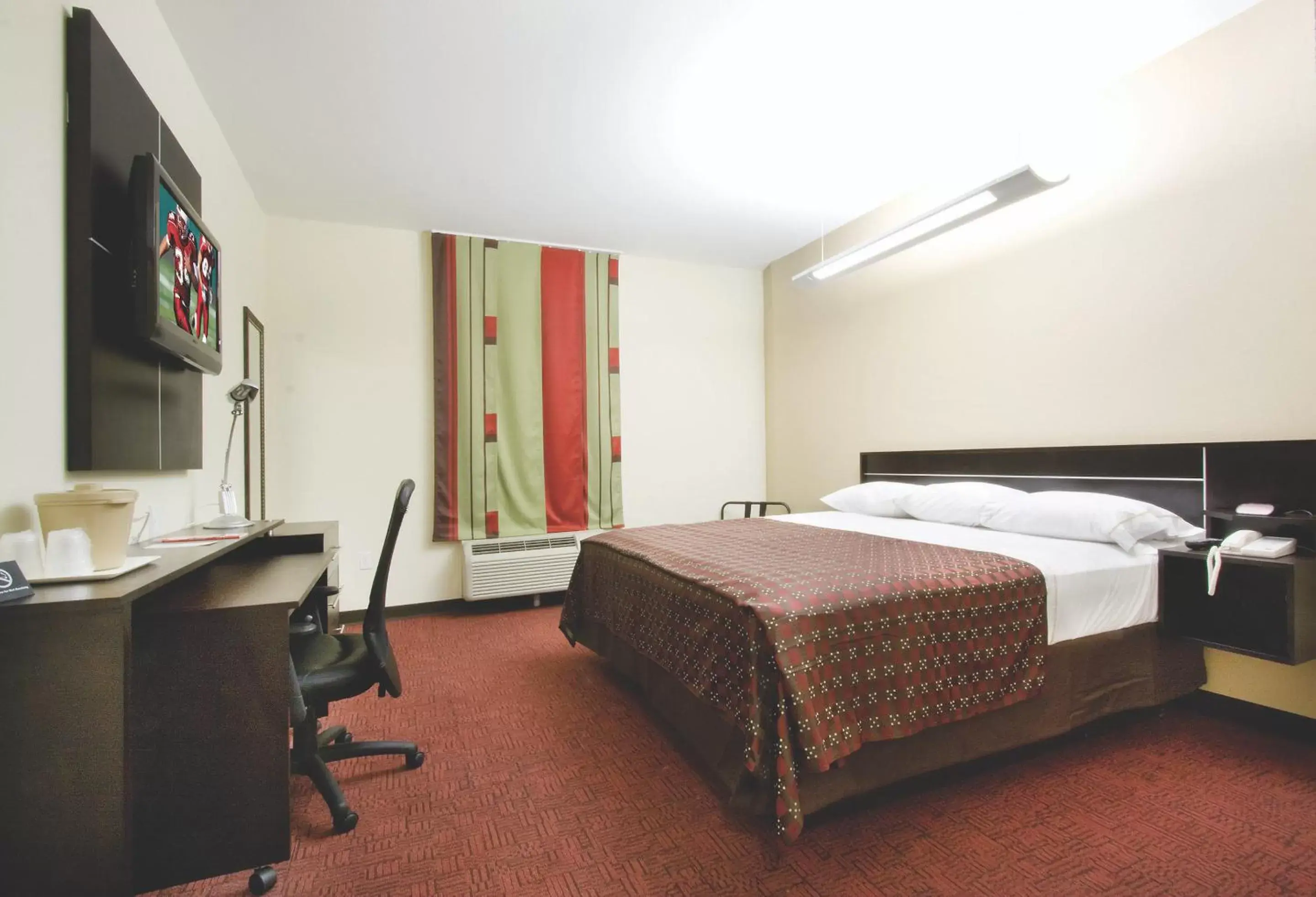 Photo of the whole room, Bed in Red Roof Inn & Suites Beaumont