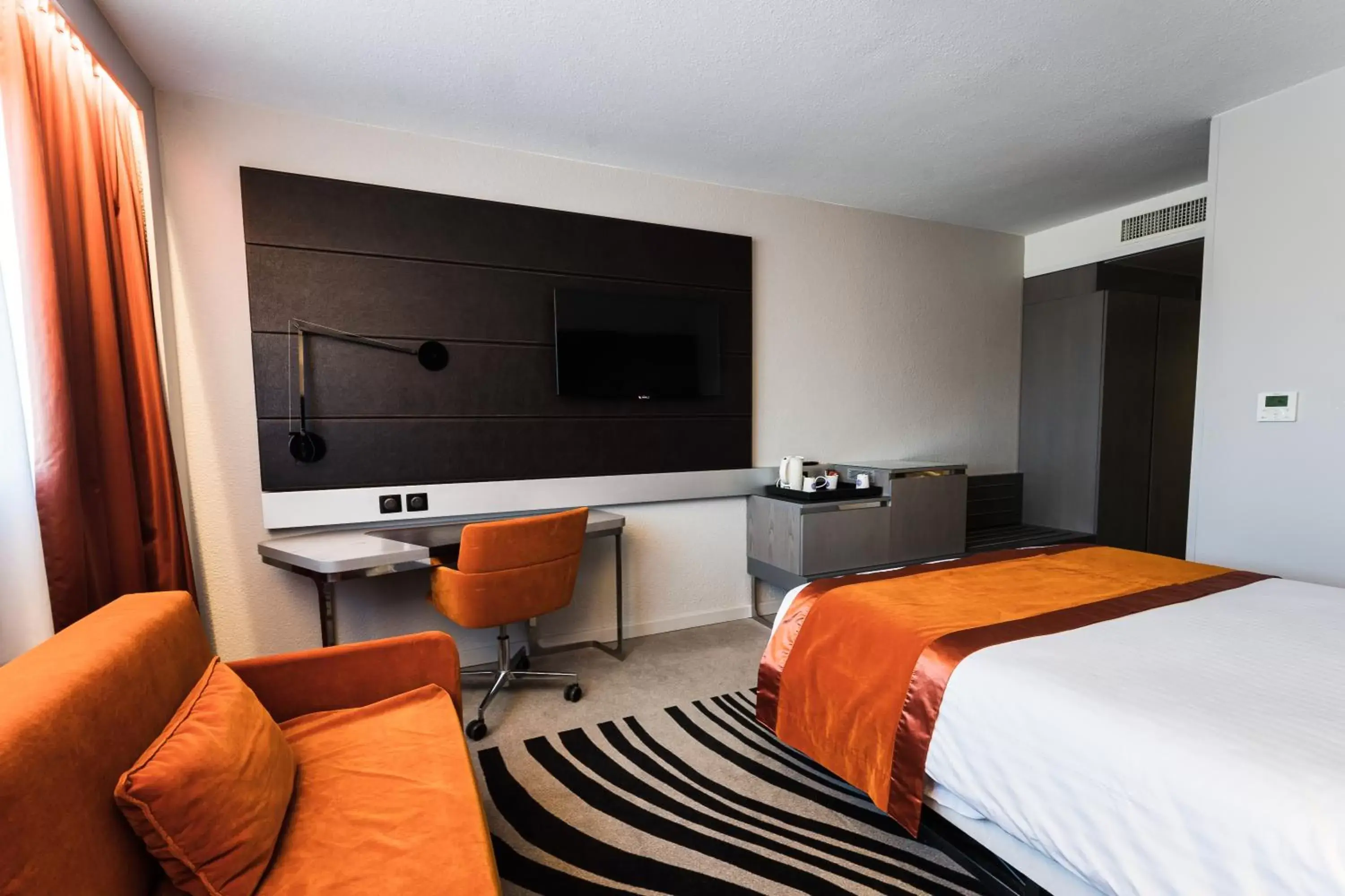 Photo of the whole room, TV/Entertainment Center in Novotel Orléans Saint Jean de Braye