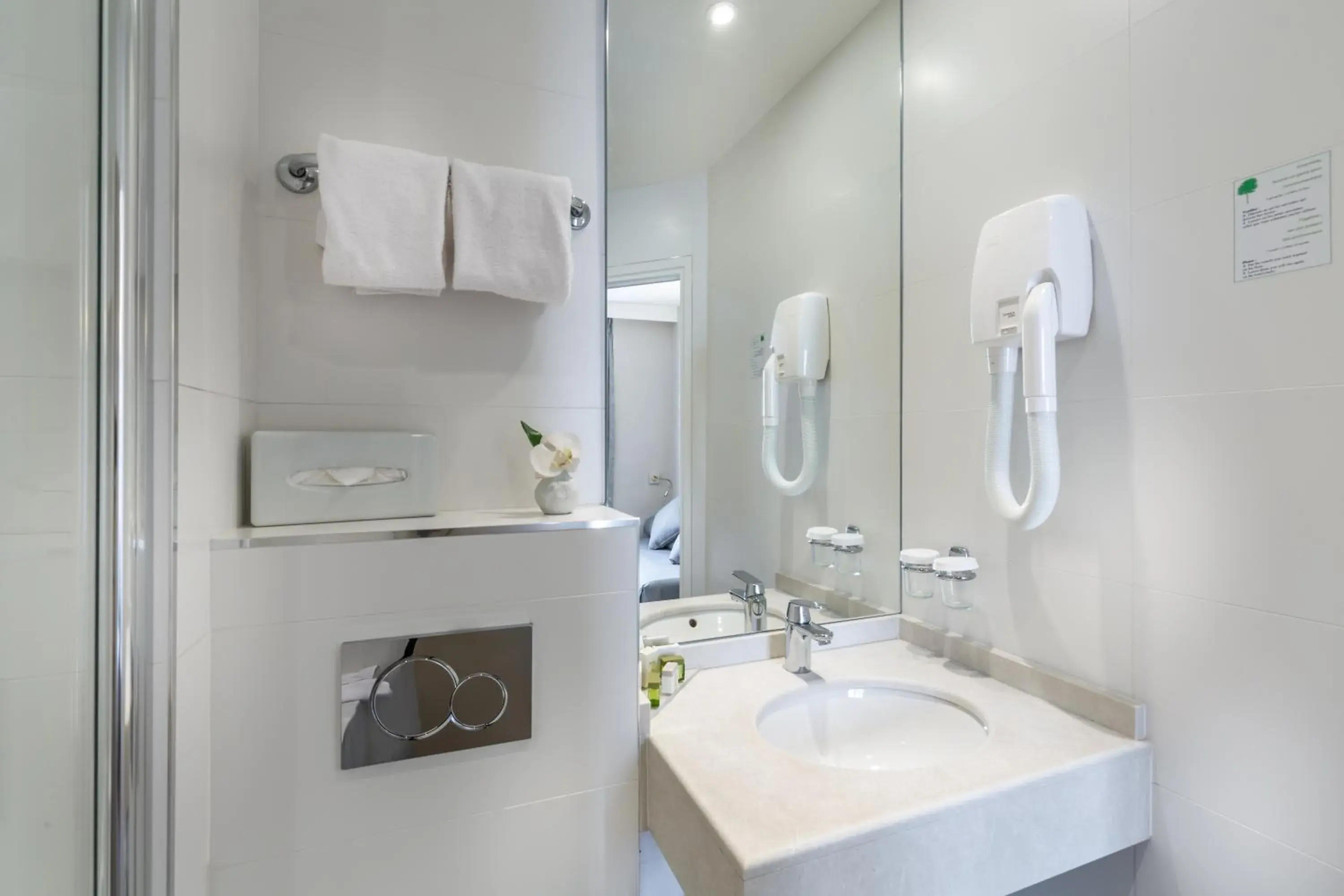 Bathroom, Coffee/Tea Facilities in HÃ´tel la Residence Du Berry