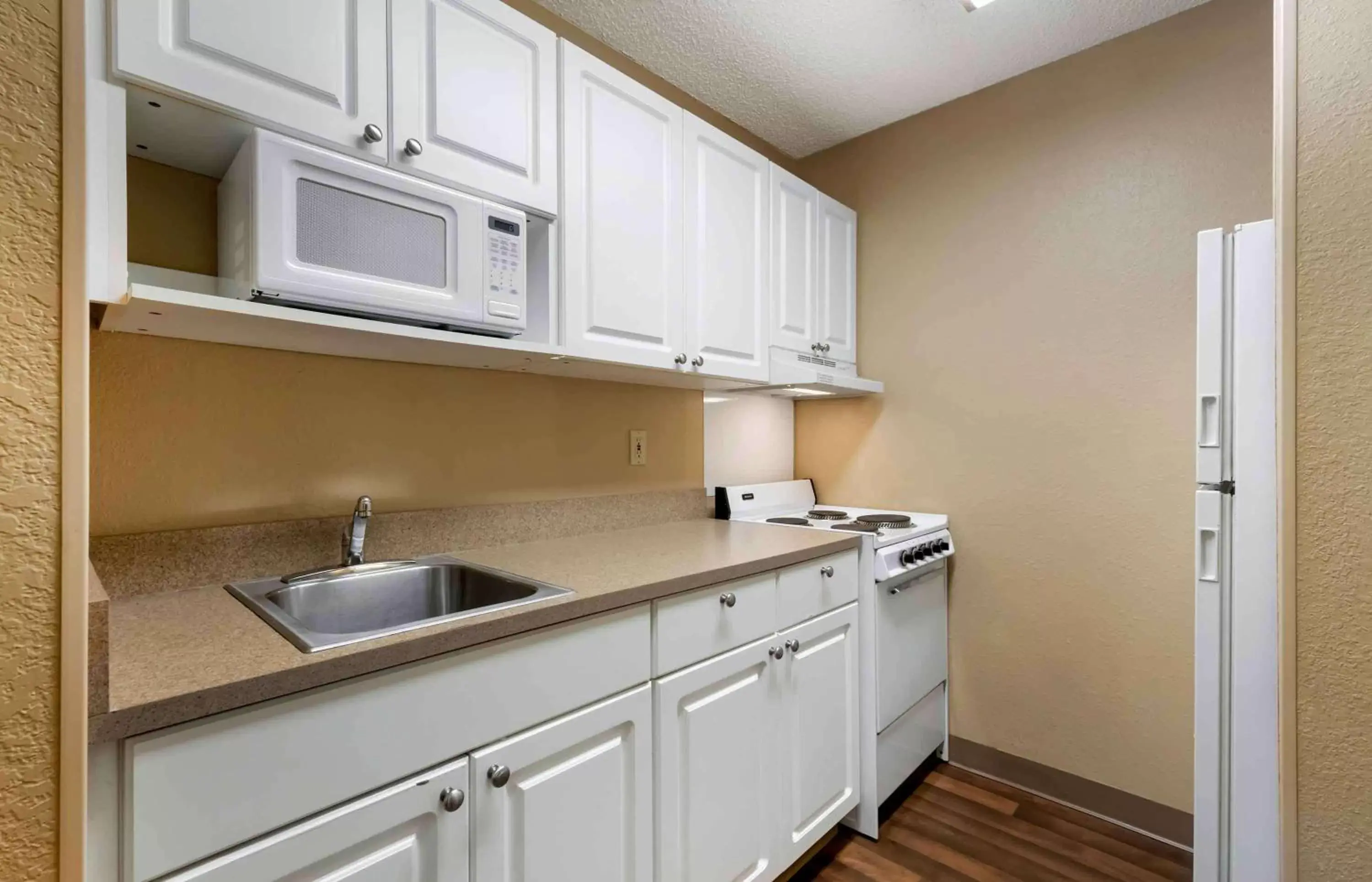 Bedroom, Kitchen/Kitchenette in Extended Stay America Suites - Daytona Beach - International Speedway