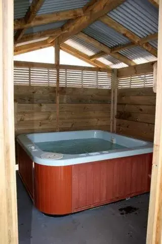 Hot Tub in Burgundy Rose Motel