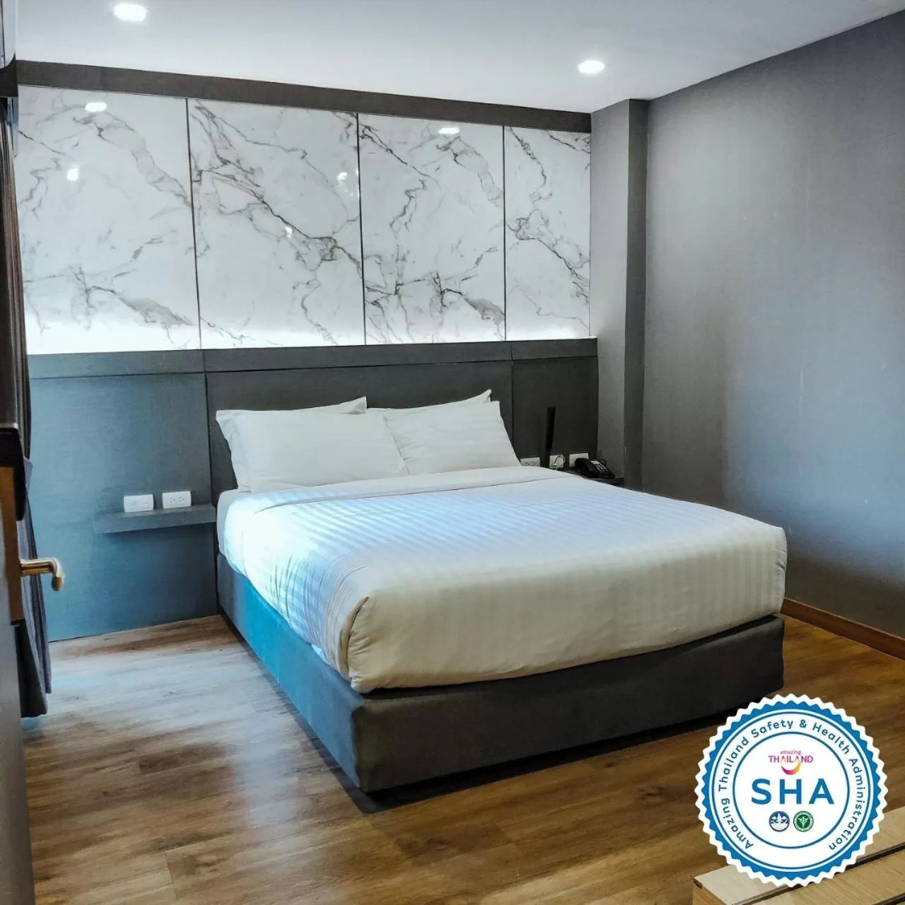 Bedroom, Bed in Hyde Park Hotel Bangkok