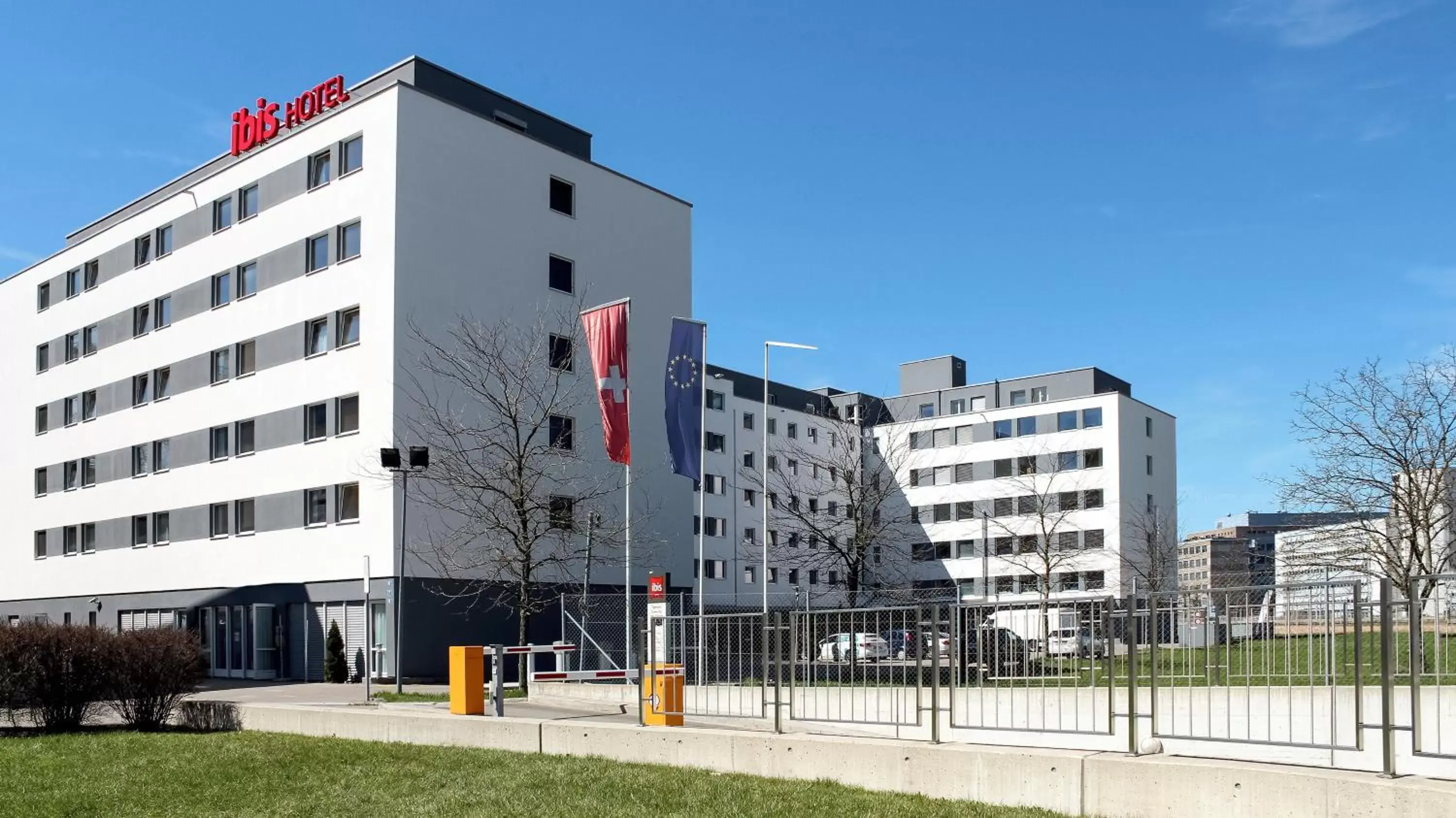 Facade/entrance, Property Building in ibis Zürich Messe Airport