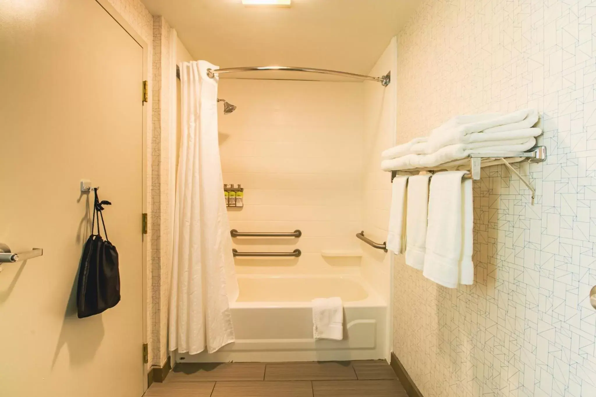 Bathroom in Holiday Inn Express & Suites - Lincoln East - White Mountains, an IHG Hotel