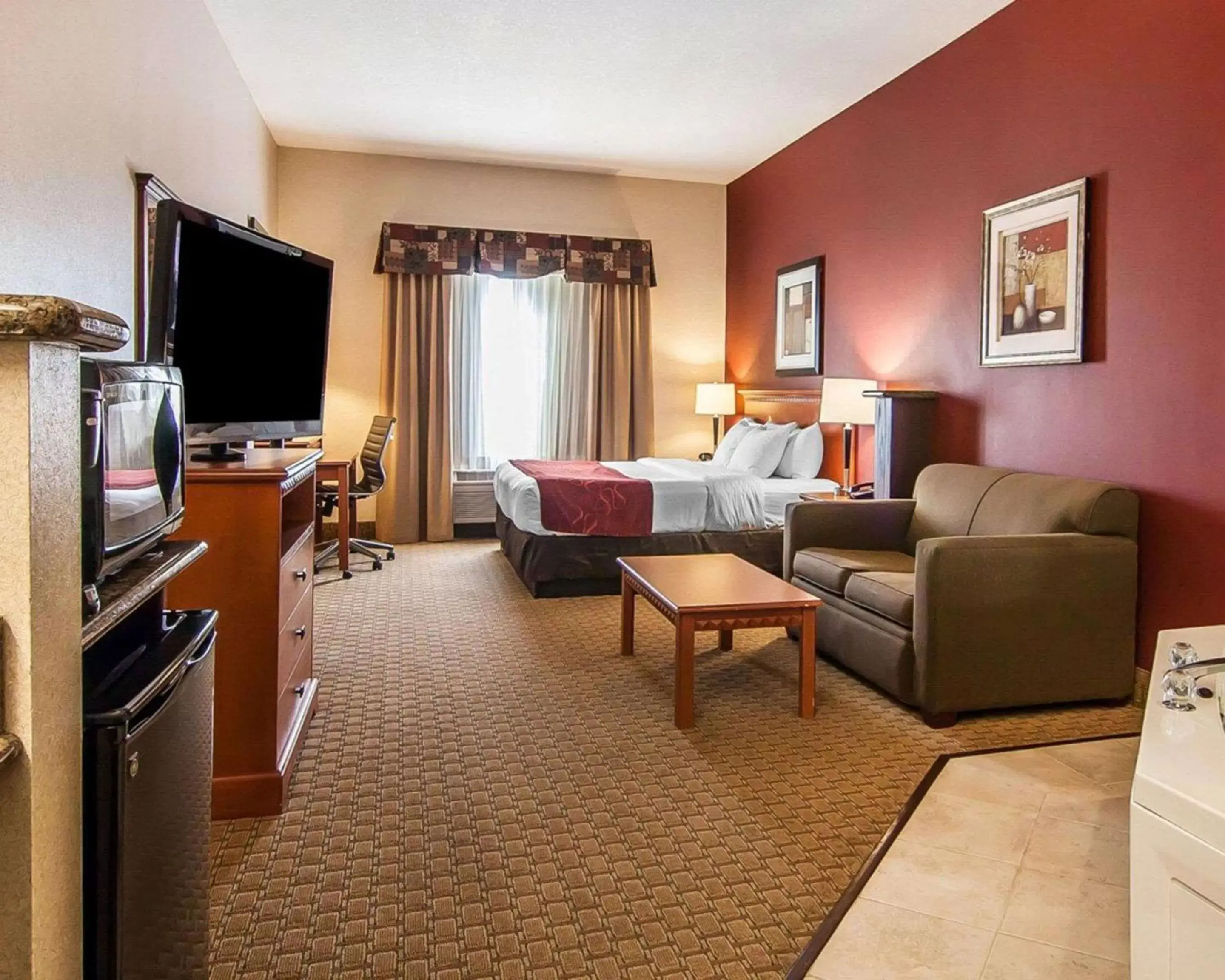 Photo of the whole room, TV/Entertainment Center in Comfort Suites Redmond Airport