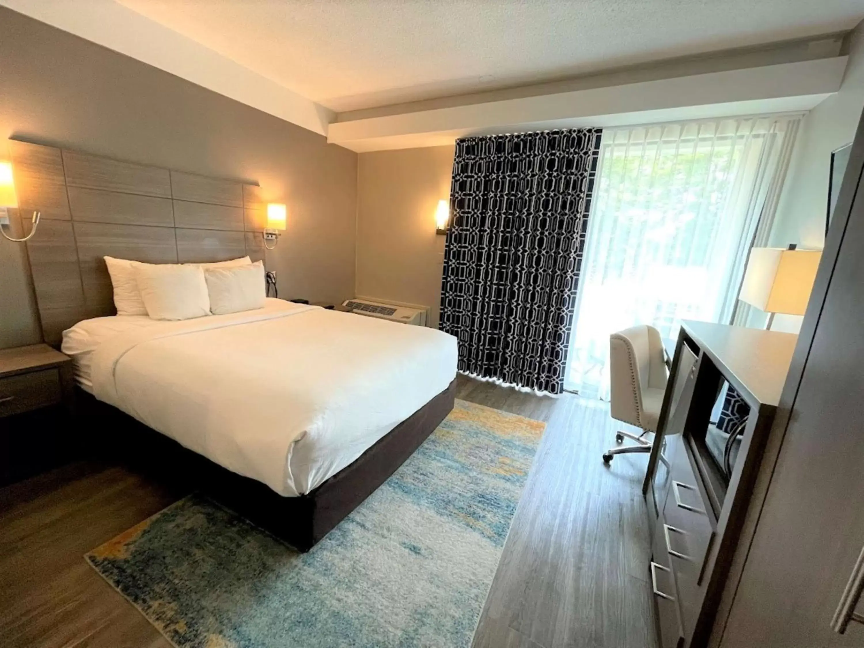Photo of the whole room, Bed in The Hub Middletown Red Bank- Best Western Signature Collection