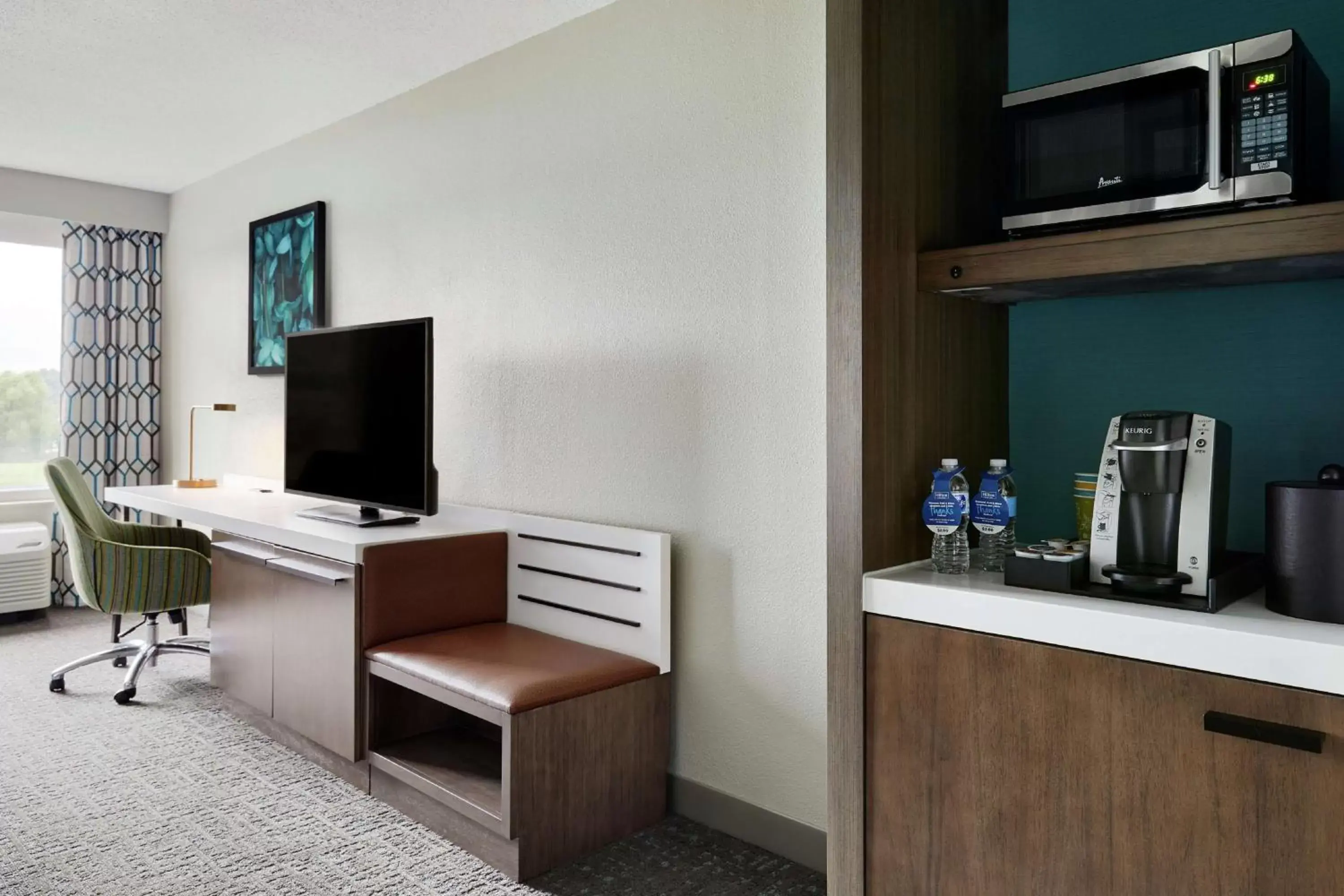 Bedroom, TV/Entertainment Center in Hilton Garden Inn Cincinnati Northeast