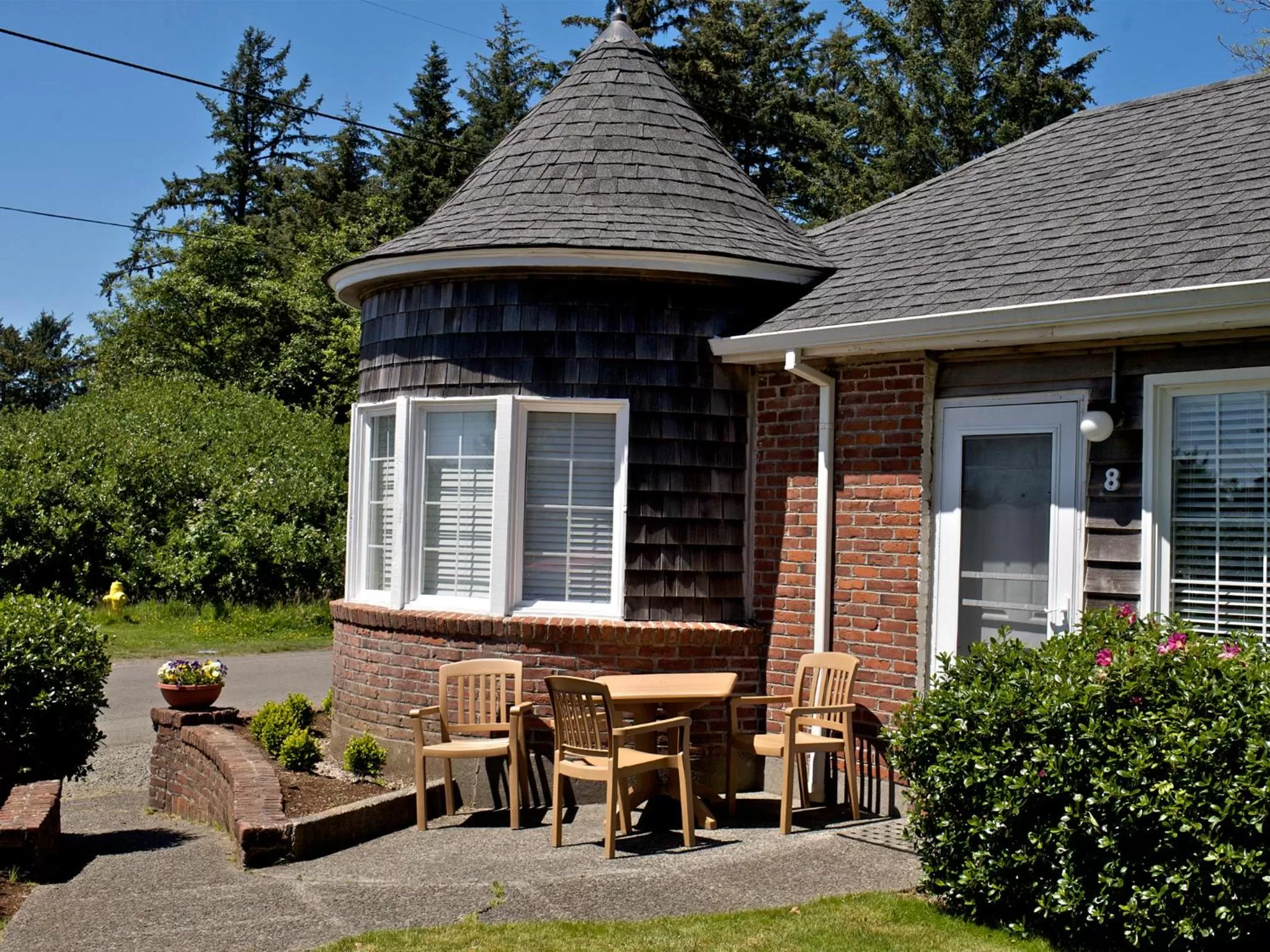 Facade/entrance in Ecola Creek Lodge
