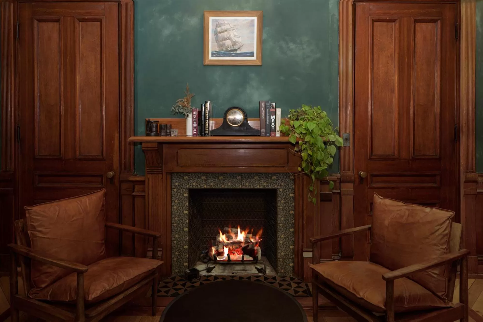 Communal lounge/ TV room in The Francis Hotel