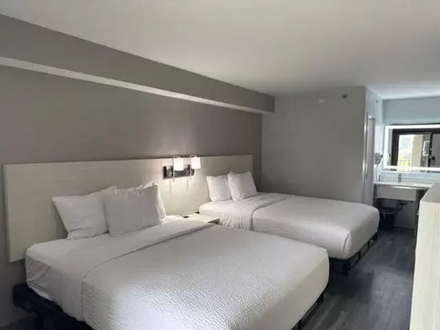 Double Room with Two Double Beds with Bathtub and Grab Bars - Mobility Accessible - Non-Smoking in Days-Inn by Wyndham Baltimore Northwest Double Room with Two Double Beds with Bathtub and Grab Bars - Mobility Accessible - Non-Smoking in Days-Inn by Wyndham Baltimore Northwest