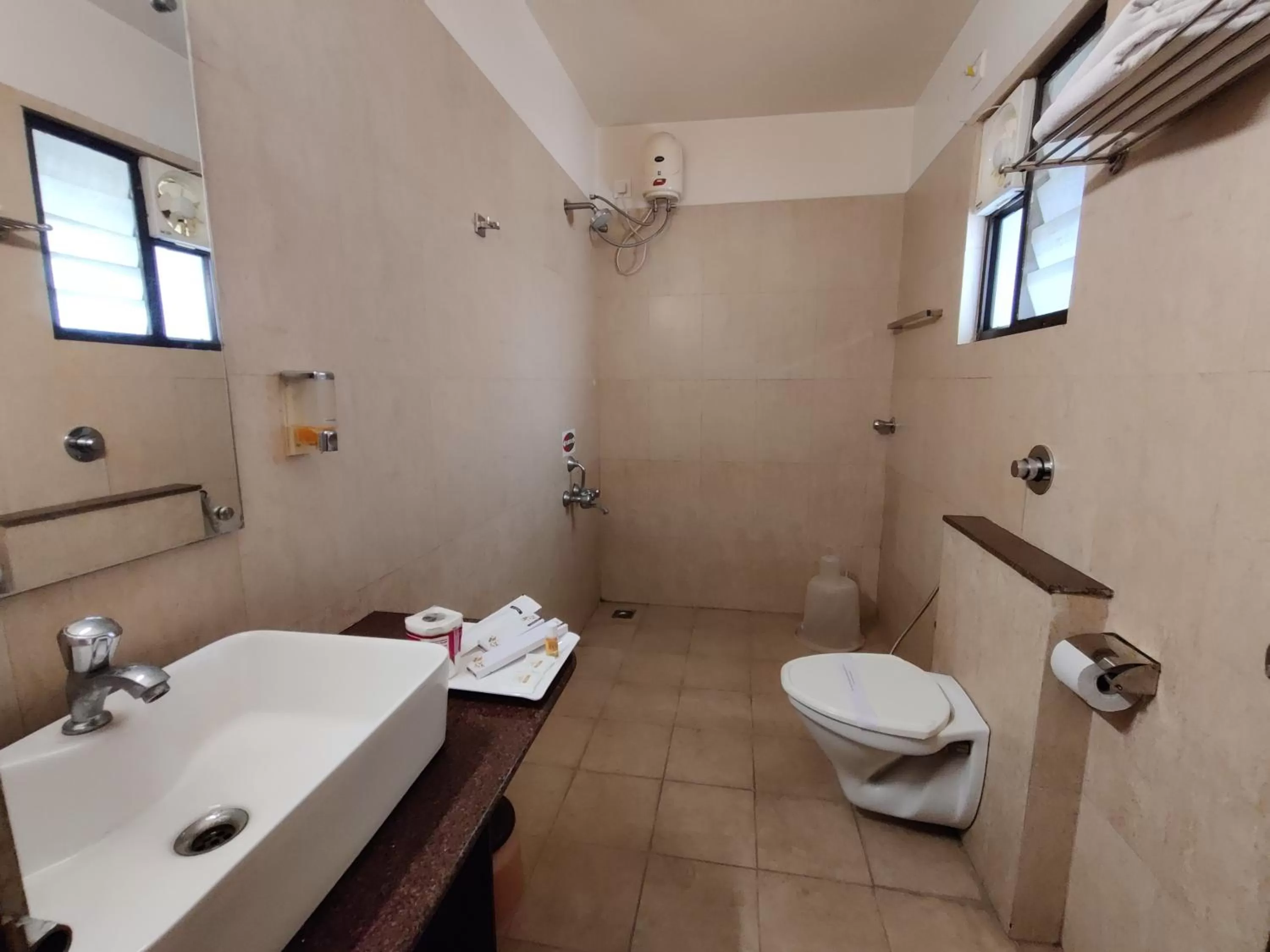 Bathroom in Metro Plaza Hotel by RAK Rooms, Mangaluru