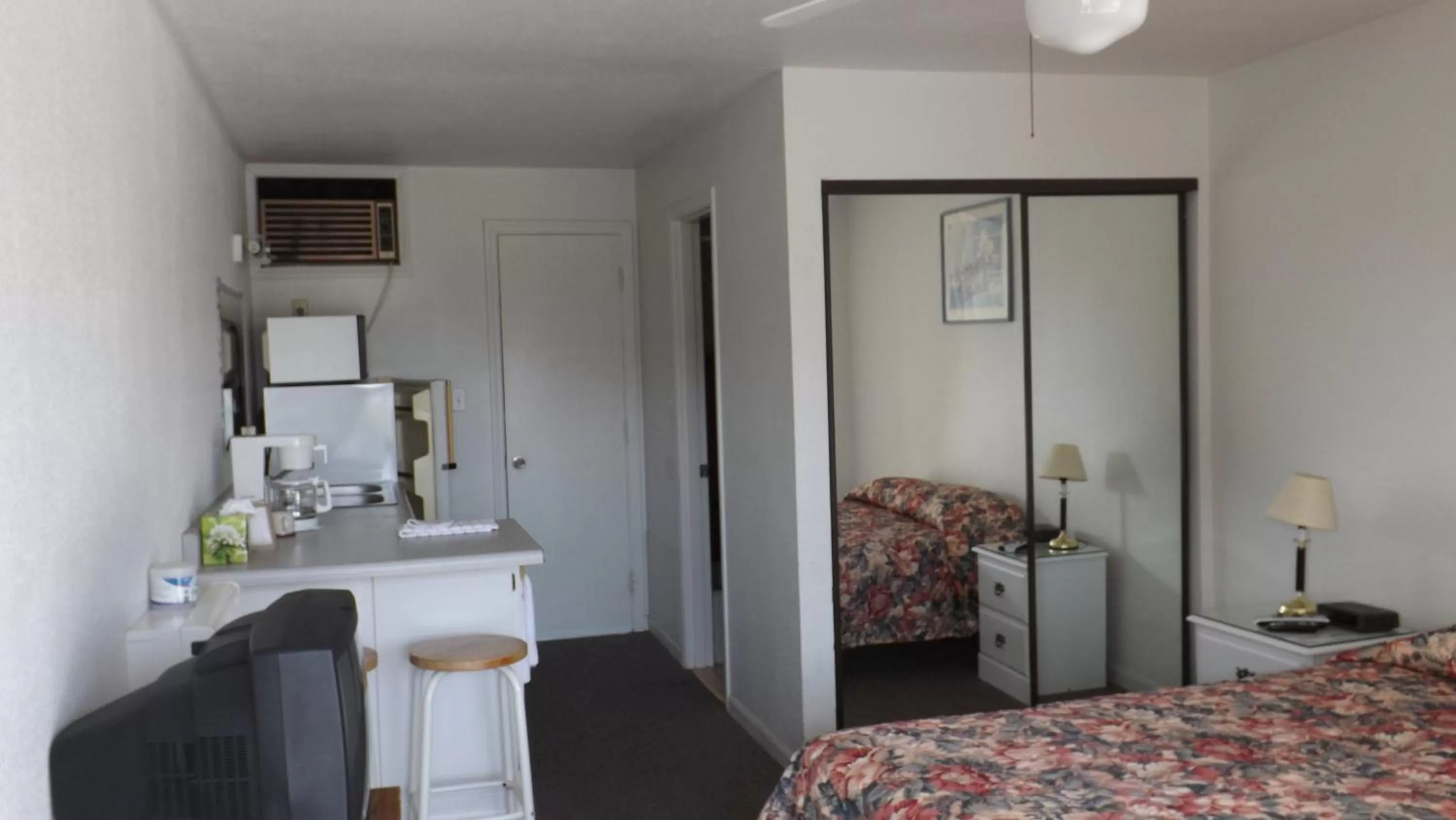 Queen Room with Balcony in Twin Lakes Inn